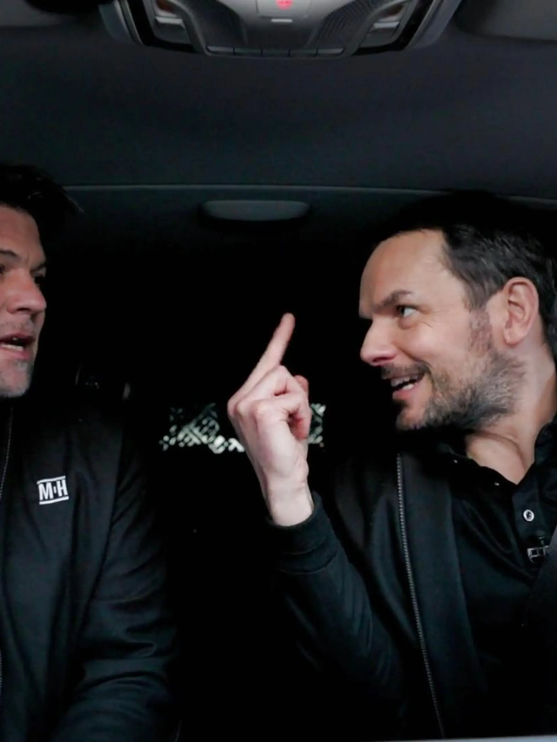 Die beiden Spitzenköche Tim Mälzer und Steffen Henssler sind bekannt für ihr schroffes Auftreten. Dieses Mal liefern sie sich jedoch eine besonders heftige Auseinandersetzung. Der Disput eskaliert sogar noch bis in den Hausflur des Lieferortes. Als dann die Wohnungstür geöffnet wird, wird es zudem peinlich für die beiden. Warum, das verrät das Video.