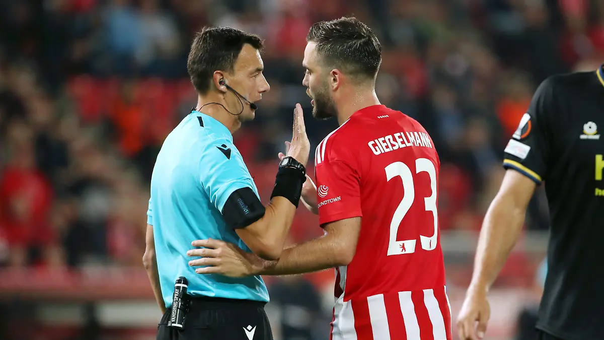 Schiedsrichter Serhiy Boiko UKR, Niko Gießelmann redend / / Fußball Fussball / UEL UEFA Europa League Herren / Saison 2022/2023 / 08.09.2022 / 1.FC Union Berlin FCU vs. Royale Union Saint Gilloise Union SG / DFL regulations prohibit any use of photographs as image sequences and/or quasi-video. / *** Referee Serhiy Boiko UKR , Niko Gießelmann talking Sport Football Soccer UEL UEFA Europa League Men Season 2022 2023 08 09 2022 1 FC Union Berlin FCU vs Royale Union Saint Gilloise Union SG DFL regulations prohibit any use of photographs as image sequences and or quasi video