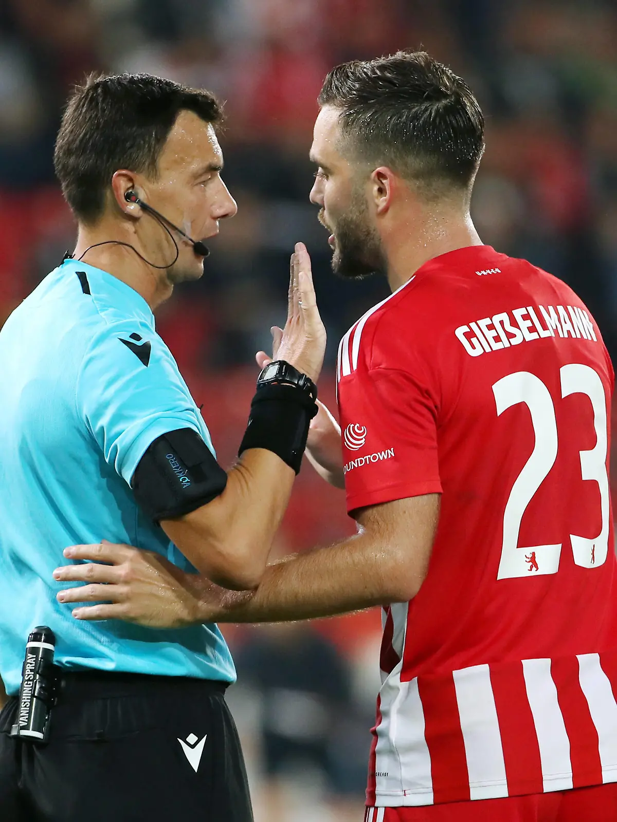  Schiedsrichter Serhiy Boiko UKR, Niko Gießelmann redend / / Fußball Fussball / UEL UEFA Europa League Herren / Saison 2022/2023 / 08.09.2022 / 1.FC Union Berlin FCU vs. Royale Union Saint Gilloise Union SG / DFL regulations prohibit any use of photographs as image sequences and/or quasi-video. / *** Referee Serhiy Boiko UKR , Niko Gießelmann talking Sport Football Soccer UEL UEFA Europa League Men Season 2022 2023 08 09 2022 1 FC Union Berlin FCU vs Royale Union Saint Gilloise Union SG DFL regulations prohibit any use of photographs as image sequences and or quasi video