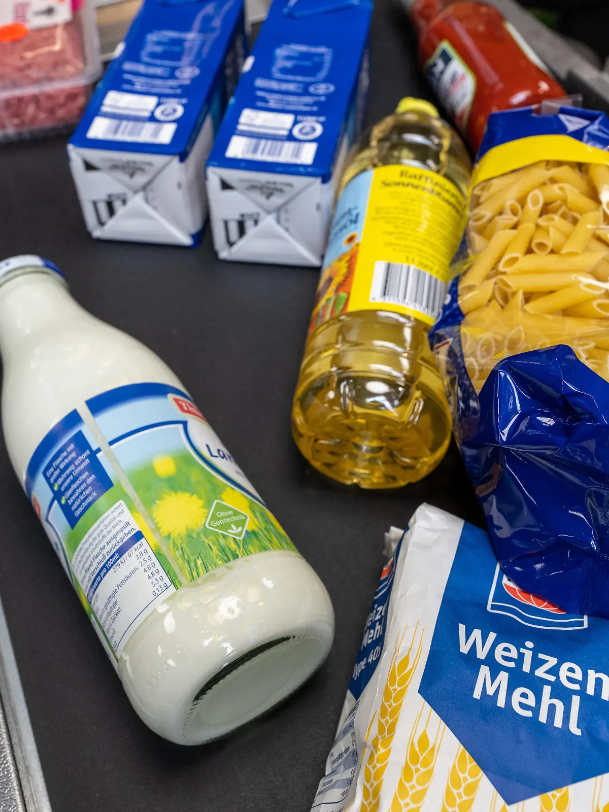 ARCHIV - 02.06.2022, Sachsen, Leipzig: Lebensmittel liegen auf einem Kassenband in einem Supermarkt in Leipzig.   (zu dpa "Gewerkschaftsprotest: «Wir frieren nicht für Profite» ") Foto: Hendrik Schmidt/dpa +++ dpa-Bildfunk +++