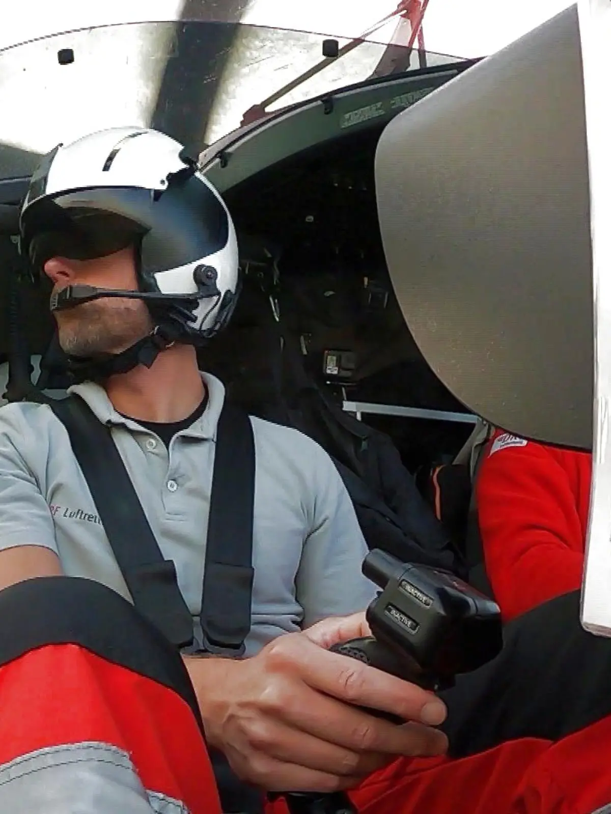 Ein Pilot sitzt am Steuer eines Rettungshubschraubers.