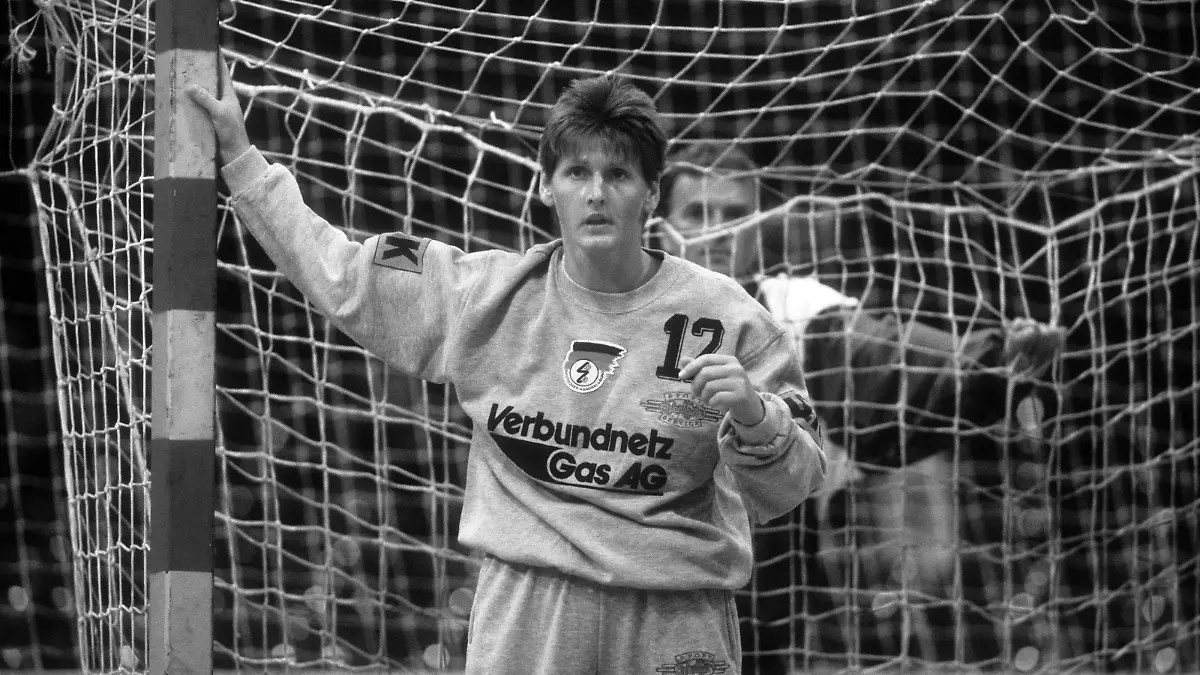 Bildnummer: 07135452 Datum: 17.05.1994 Copyright: imago/Claus Bergmann
Sabine Adamik vor Bundestrainer Lothar Doering (beide GER); Aufnahmedatum geschätzt, quer Nationaltrainer, Trainer Nationalteam 1994, Länderspiel, Vdia Handball Damen Mannschaft Gruppenbild Aktion Personen
Image number 07135452 date 17 05 1994 Copyright imago Claus Bergmann Sabine Adamik before German coach Lothar Doering both ger date estimated horizontal National coach team manager National team 1994 international match Vdia Handball women Team Group photo Action shot Human Beings