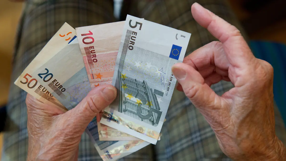 ARCHIV - 26.06.2012, Baden-Württemberg, Stuttgart: ILLUSTRATION - Eine ältere Frau zählt Geld. Rund zwei Drittel der Vollzeitbeschäftigten in Sachsen-Anhalt droht nach 40 Arbeitsjahren eine Rente unter 1200 Euro netto. (zu dpa «Vielen Beschäftigten in Sachsen-Anhalt droht eine geringe Rente») Foto: Marijan Murat / dpa +++ dpa-Bildfunk +++