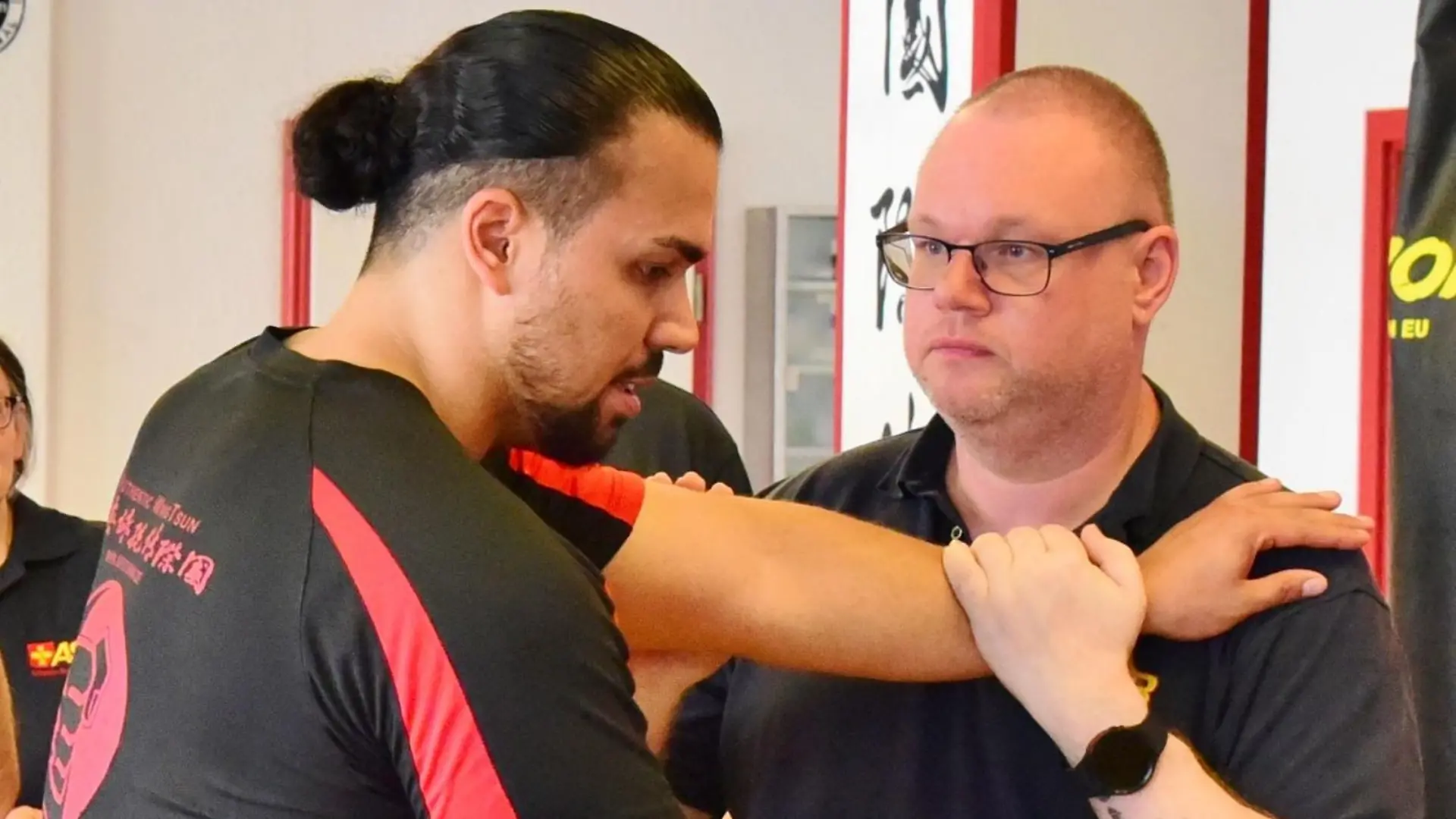Ömer Kurnaz, Schulleiter mehrerer TA WingTsun Schulen, zeigt den Sanitätern Techniken für die Selbstverteidigung.