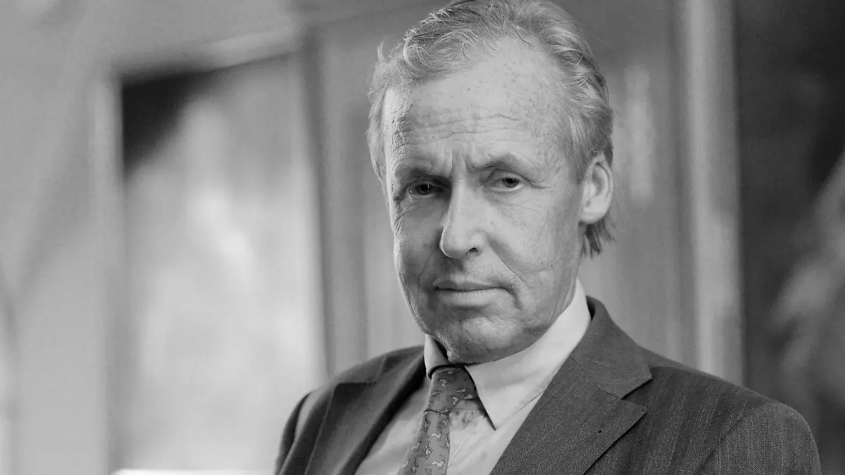 ARCHIV - 18.07.2012, Schleswig-Holstein, Langballig: Christoph Prinz zu Schleswig-Holstein posiert auf Schloss Glücksburg (Kreis Schleswig-Flensburg) in einem Saal. Der ist am Mittwoch im Alter von 74 Jahren gestorben. (Zu dpa: «Christoph Prinz zu Schleswig-Holstein gestorben» Foto: picture alliance / dpa +++ dpa-Bildfunk +++