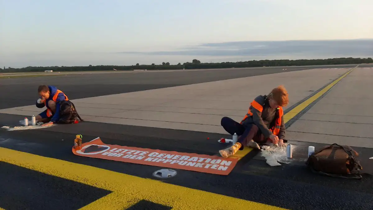 Sogenannte Klimaaktivsten auf dem Rollfeld am Flughafen Düsseldorf (Archiv)