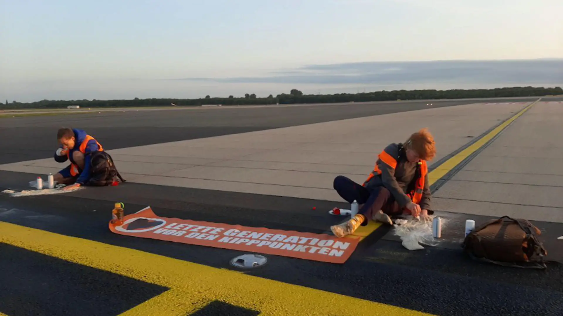 Sogenannte Klimaaktivsten auf dem Rollfeld am Flughafen Düsseldorf (Archiv)