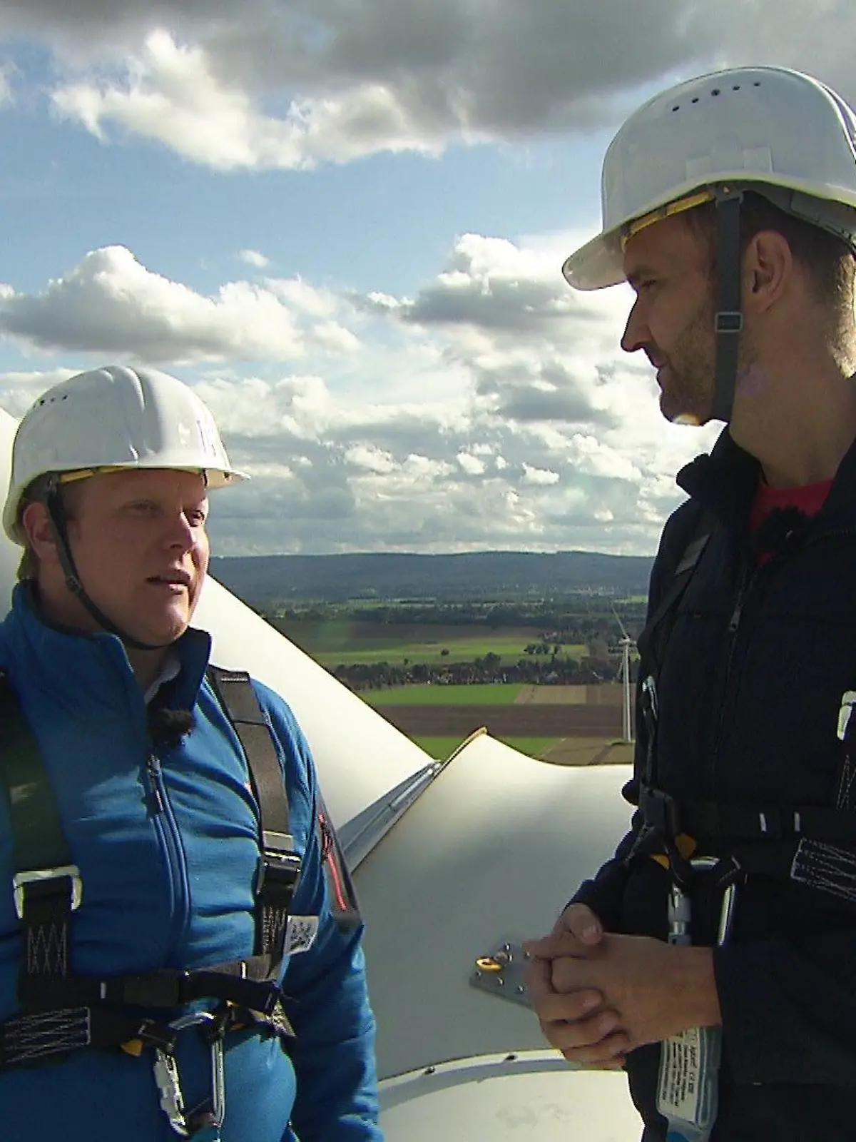 RTL Nord-Moderator Alexander Gurgel im Gespräch mit Tilman Kuban (CDU) auf einem Windrad.