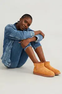 Boots aus Velourslederimitat von C&A