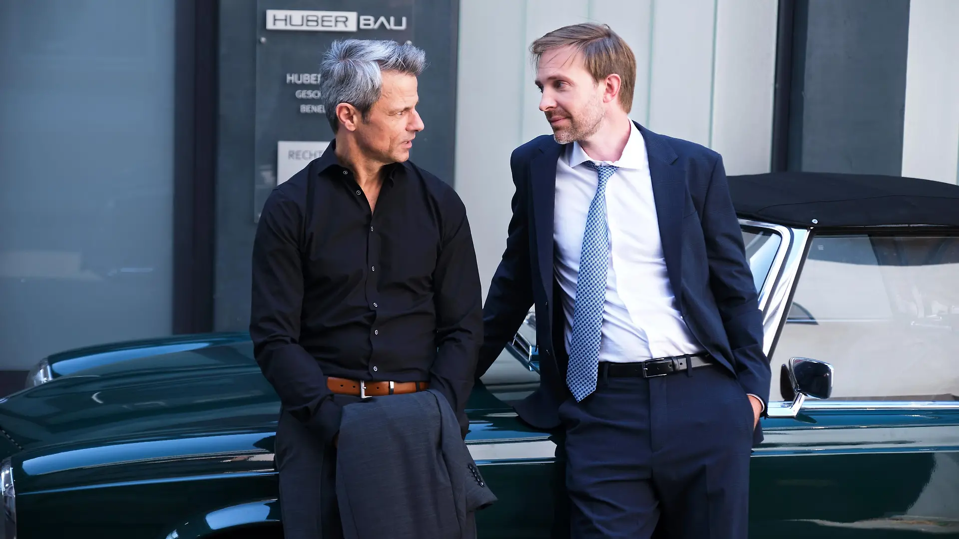 Benedikt (Jens Hajek, l.) erkennt ausgebremst, dass sein Werben um Carsten (Hugo Grimm) keinen Erfolg hatte.
Die Verwendung des sendungsbezogenen Materials ist nur mit dem Hinweis und Verlinkung auf RTL+ gestattet.