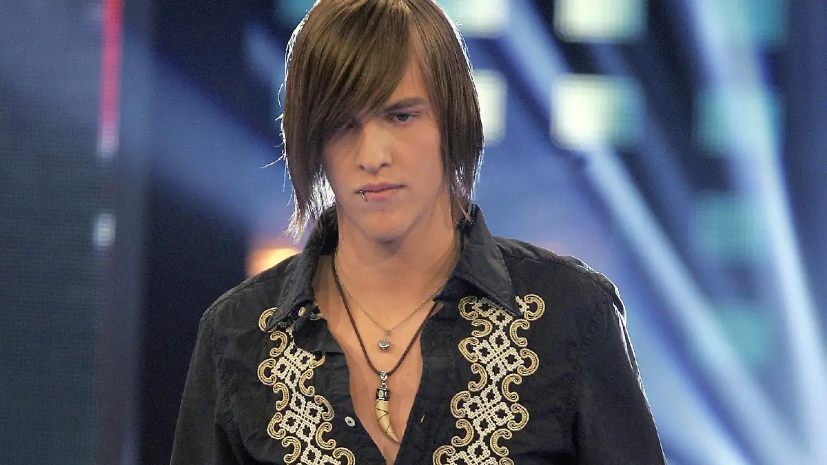 Max Buskohl steht bei der Durchlaufprobe des RTL-Gesangwettbewerbs "Deutschland sucht den Superstar" (DSDS) in Köln auf der Bühne (Foto vom 21.04.2007). Max Buskohl muss nach einem Bericht der «Bild»- Zeitung die RTL-Show «Deutschland sucht den Superstar» verlassen, obwohl er von den Zuschauern in die nächste Runde gewählt worden ist. Der Fernsehsender wirft dem 18-Jährigen vor, dass er sich nicht an vereinbarte Termine und Verträge gehalten habe, schreibt die Zeitung. Nun soll der gescheiterte Stosch eine neue Chance bekommen. Er wird laut Zeitung am kommenden Samstag (28.04.2007) mit um den Einzug ins «DSDS»-Finale im Mai kämpfen. Foto: Jörg Carstensen dpa/lnw +++(c) dpa - Bildfunk+++