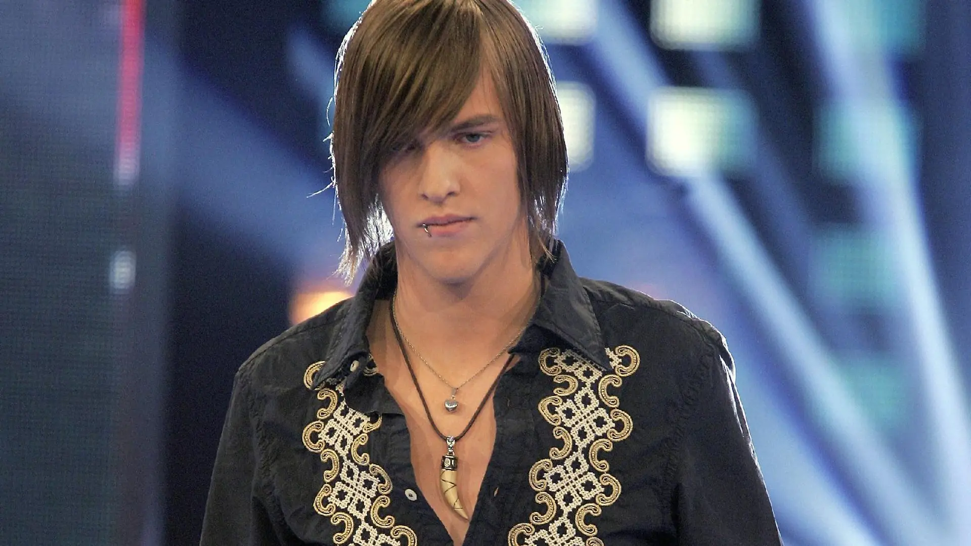 Max Buskohl steht bei der Durchlaufprobe des RTL-Gesangwettbewerbs "Deutschland sucht den Superstar" (DSDS) in Köln auf der Bühne (Foto vom 21.04.2007). Max Buskohl muss nach einem Bericht der «Bild»- Zeitung die RTL-Show «Deutschland sucht den Superstar» verlassen, obwohl er von den Zuschauern in die nächste Runde gewählt worden ist. Der Fernsehsender wirft dem 18-Jährigen vor, dass er sich nicht an vereinbarte Termine und Verträge gehalten habe, schreibt die Zeitung. Nun soll der gescheiterte Stosch eine neue Chance bekommen. Er wird laut Zeitung am kommenden Samstag (28.04.2007) mit um den Einzug ins «DSDS»-Finale im Mai kämpfen. Foto: Jörg Carstensen dpa/lnw +++(c) dpa - Bildfunk+++