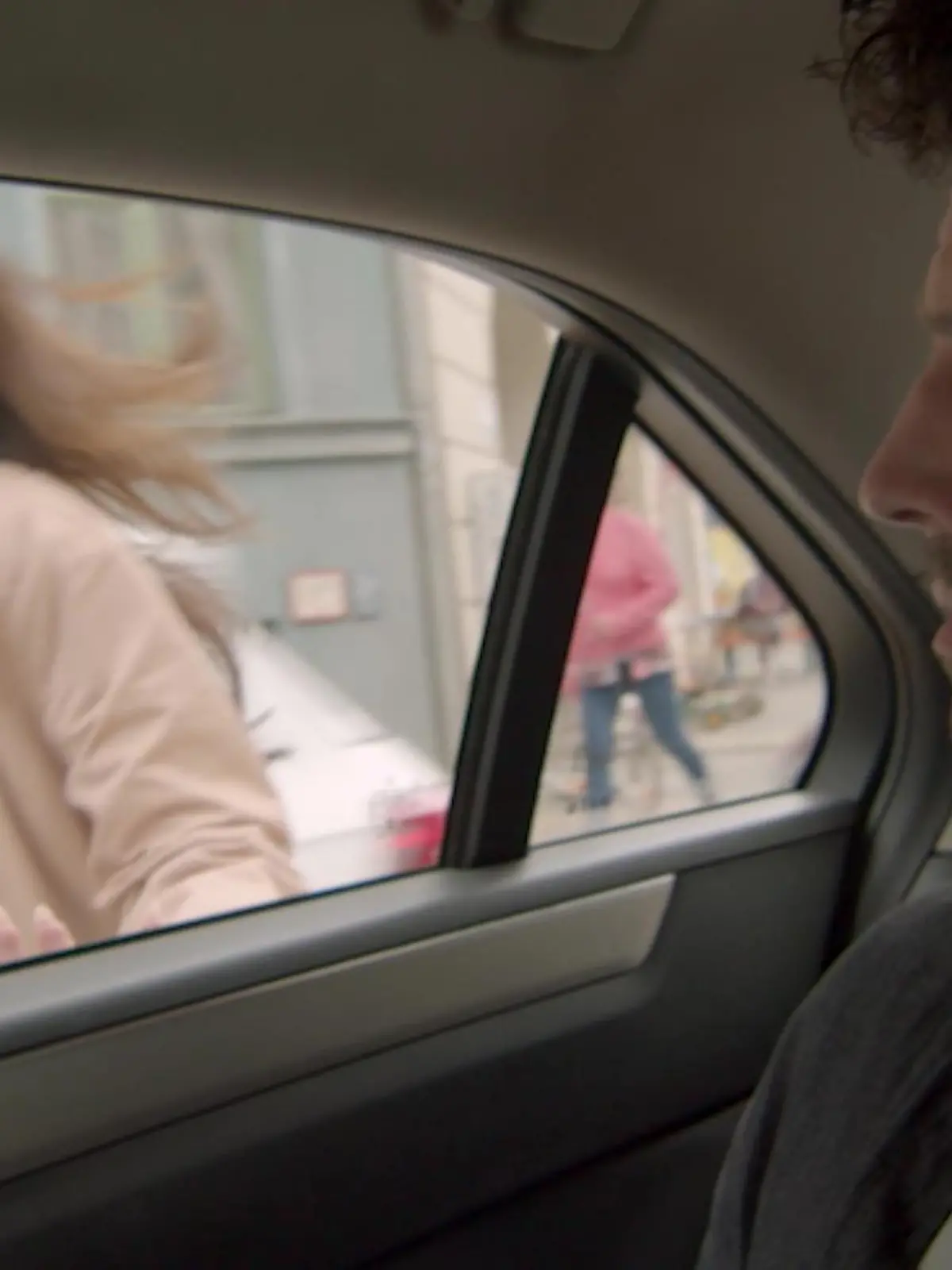 Emily versucht Sascha Abreise noch zu verhindern