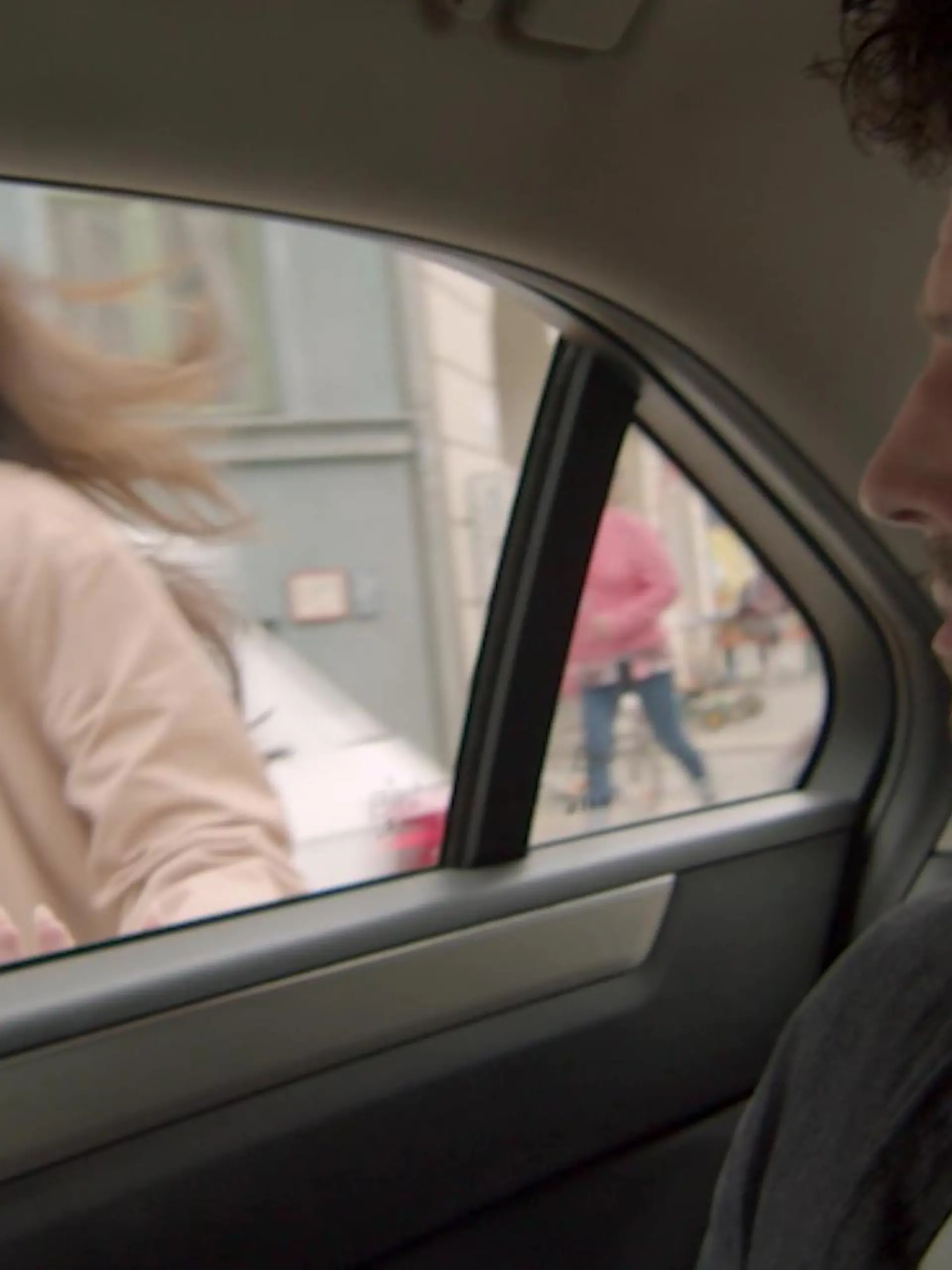 Emily versucht Sascha Abreise noch zu verhindern