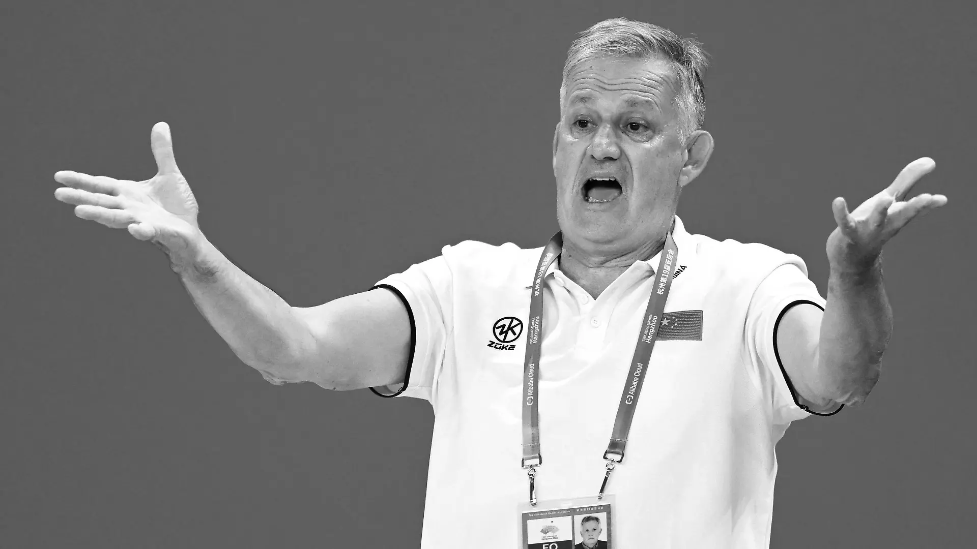 231002 -- HANGZHOU, Oct. 2, 2023 -- Petar Porobic, head coach of China, guides athletes during the Men s Preliminary Round of Water polo, Wasserball between Thailand and China at the 19th Asian Games in Hangzhou, east China s Zhejiang Province, Oct. 2, 2023. SPCHINA-HANGZHOU-ASIAN GAMES-MENS WATER POLOCN XiaxYifang PUBLICATIONxNOTxINxCHN