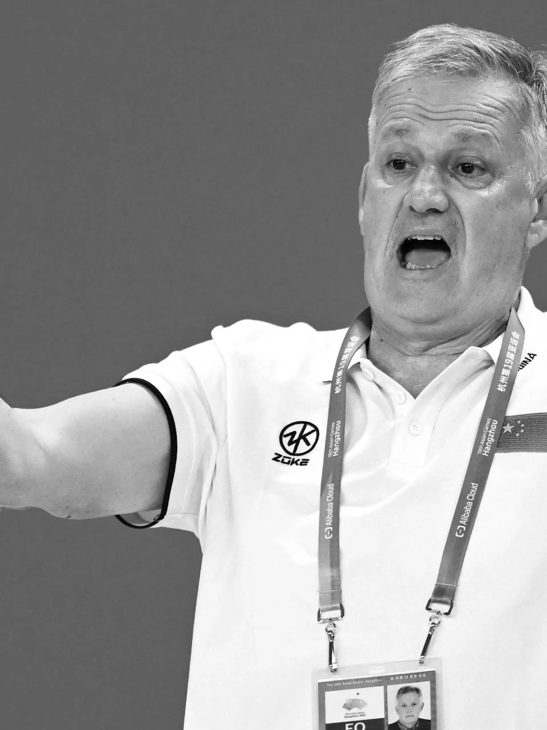 231002 -- HANGZHOU, Oct. 2, 2023 -- Petar Porobic, head coach of China, guides athletes during the Men s Preliminary Round of Water polo, Wasserball between Thailand and China at the 19th Asian Games in Hangzhou, east China s Zhejiang Province, Oct. 2, 2023.  SPCHINA-HANGZHOU-ASIAN GAMES-MENS WATER POLOCN XiaxYifang PUBLICATIONxNOTxINxCHN