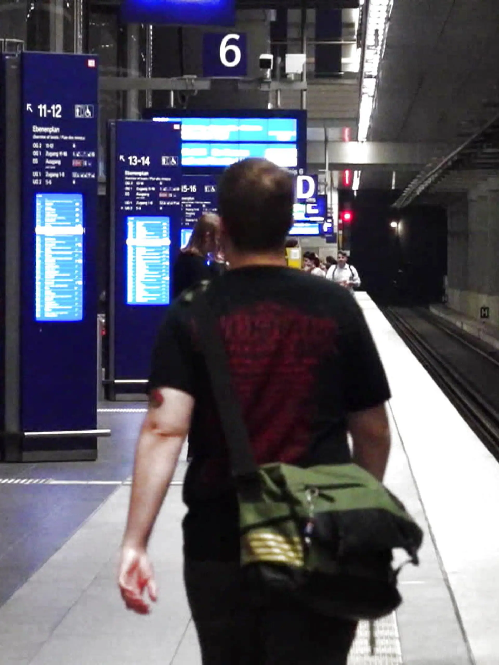 Immer wieder sagen Bund und Länder, dass das Deutschlandticket ein voller Erfolg ist. Die Fahrgäste sind glücklich, kein Tarifchaos und Bund und Länder sind es eigentlich auch. Doch trotzdem ist die Zukunft des Tickets in Gefahr. Der Streit um die Finanzierung der Mehrkosten geht nun bei einem Verkehrsministertreffen in die nächste Runde. Wie der Termin ausgegangen ist, sehen Sie im Video.