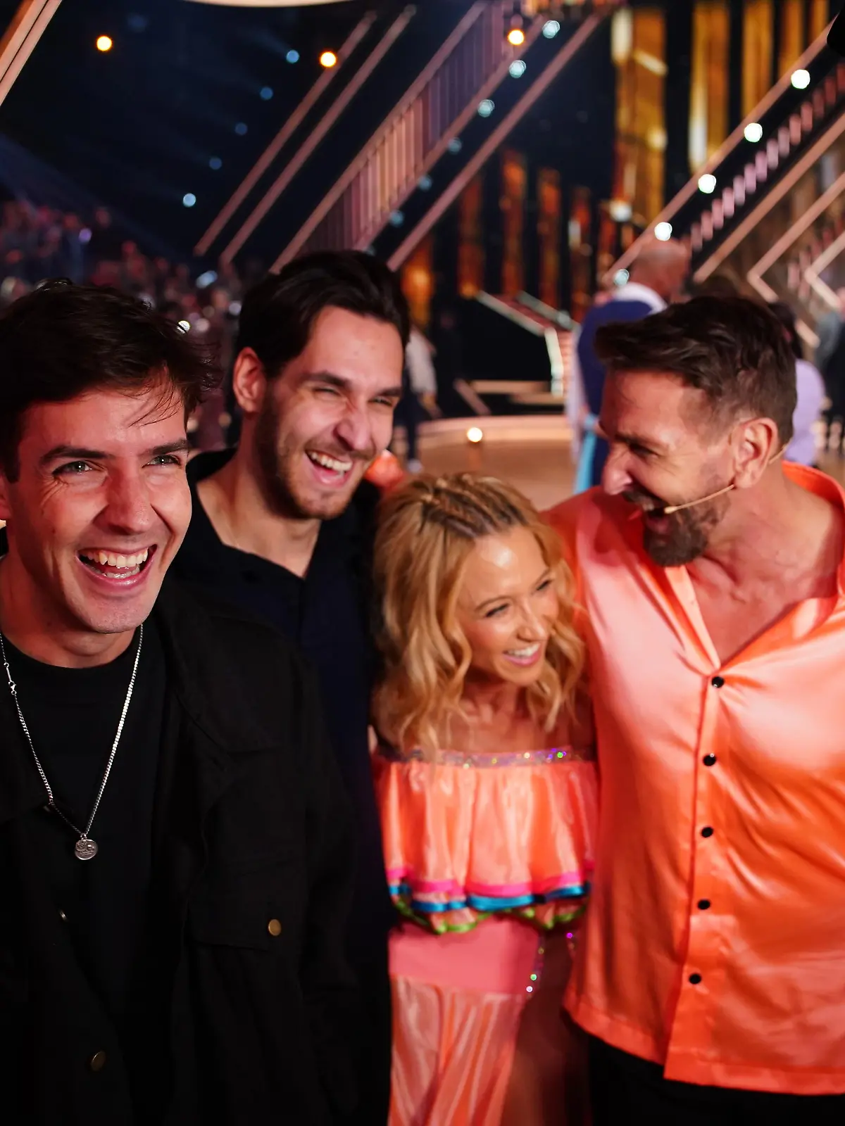 Mark Keller (r.) mit seinen Söhnen Joshua und Aaron. In der Mitte Kathrin Menzinger.  bei der 17. Staffel der RTL-Tanzshow 'Let's Dance' im MMC Coloneum in Köln