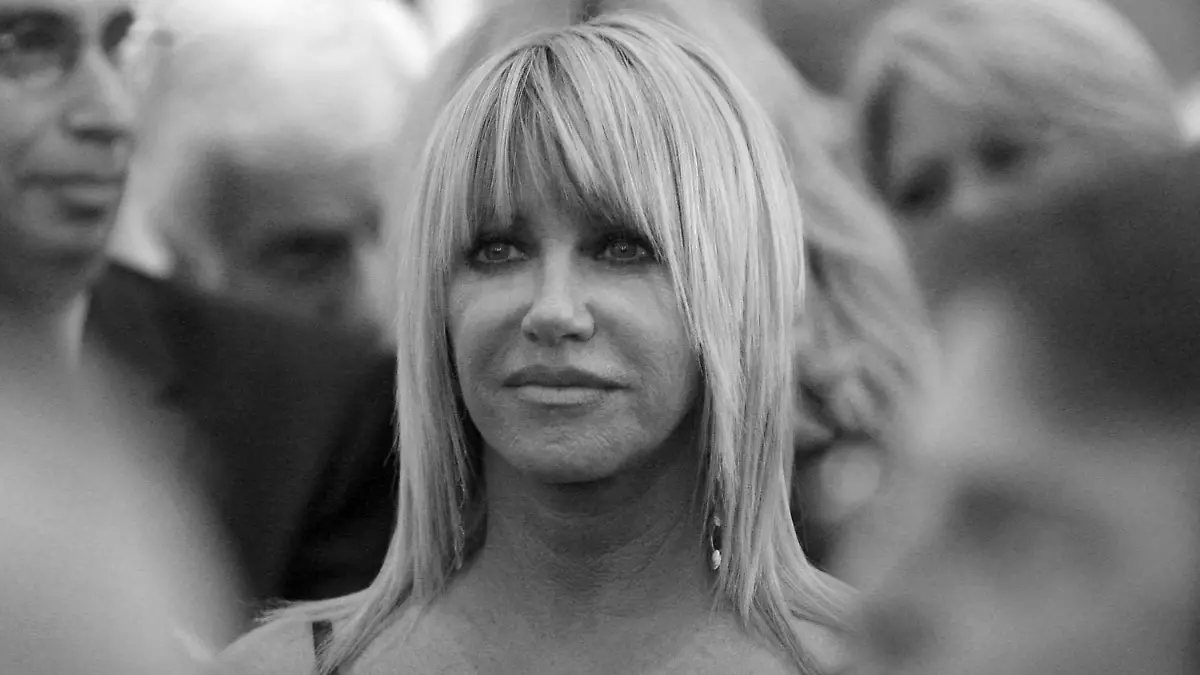 ARCHIV - 17.08.2007, USA, Beverly Hills: Suzanne Somers ist in der Church of the Good Shepherd in Beverly Hills, Kalifornien, am 17. August 2007 zu sehen. Somers, die unter anderem mit Serien wie «Herzbube mit zwei Damen» und «Eine starke Familie« bekannt wurde, ist tot. Somers sei am Sonntag im Alter von 76 Jahren gestorben. Foto: Kevork Djansezian/AP Pool/dpa +++ dpa-Bildfunk +++