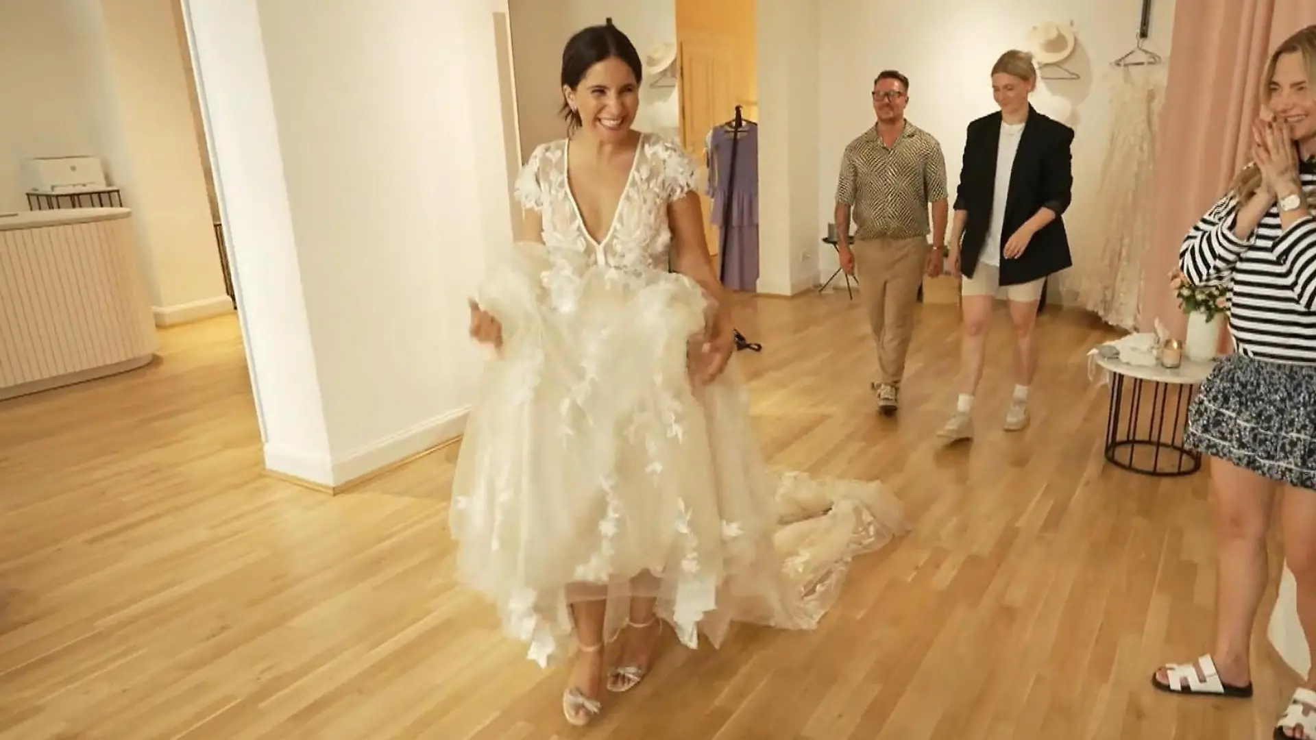Welches Hochzeitskleid es Chryssanthi Kavazi angetan hat GZSZ-Star im Heiratsfieber