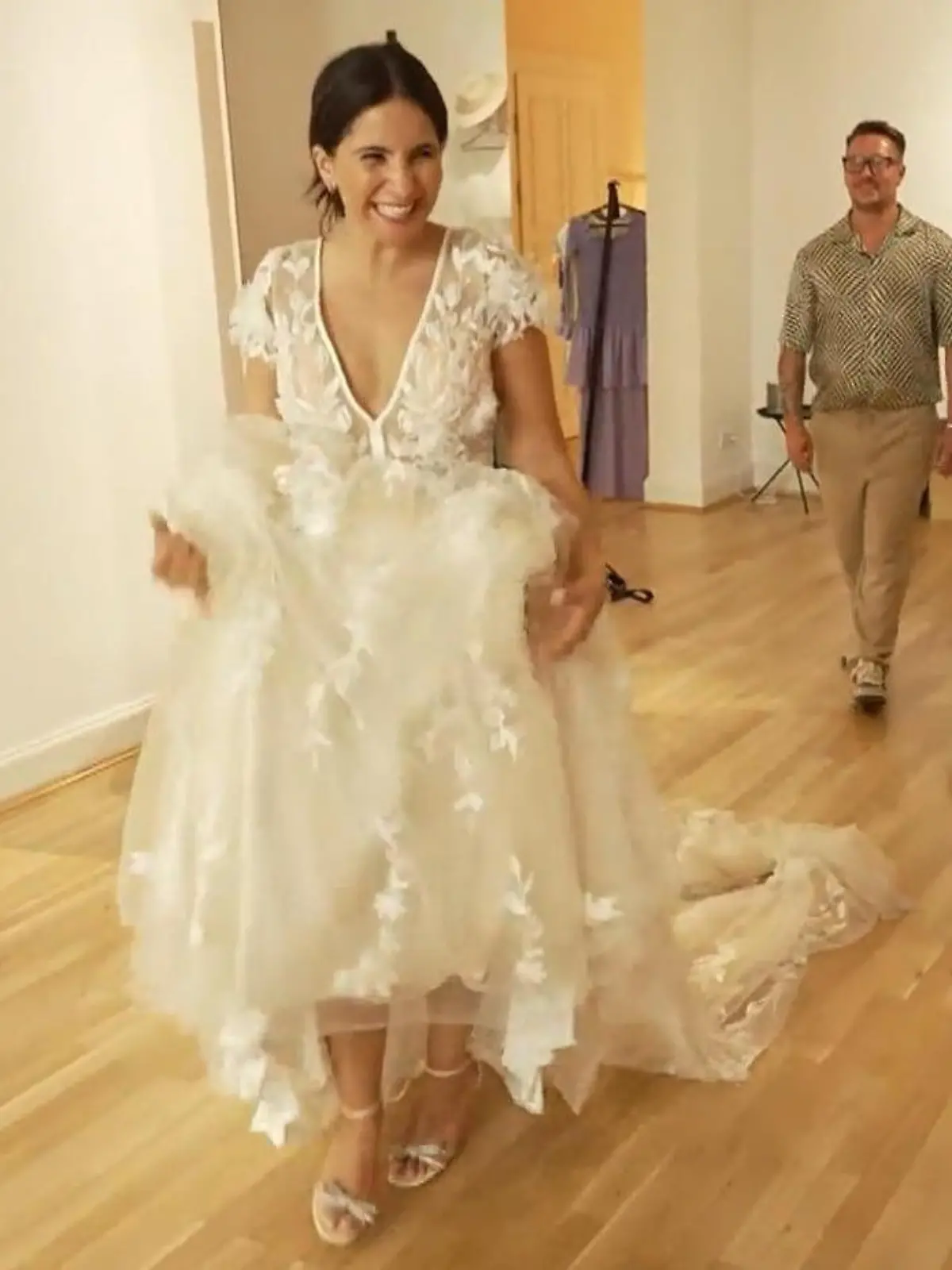 Bild zu: "Welches Hochzeitskleid es Chryssanthi Kavazi angetan hat"