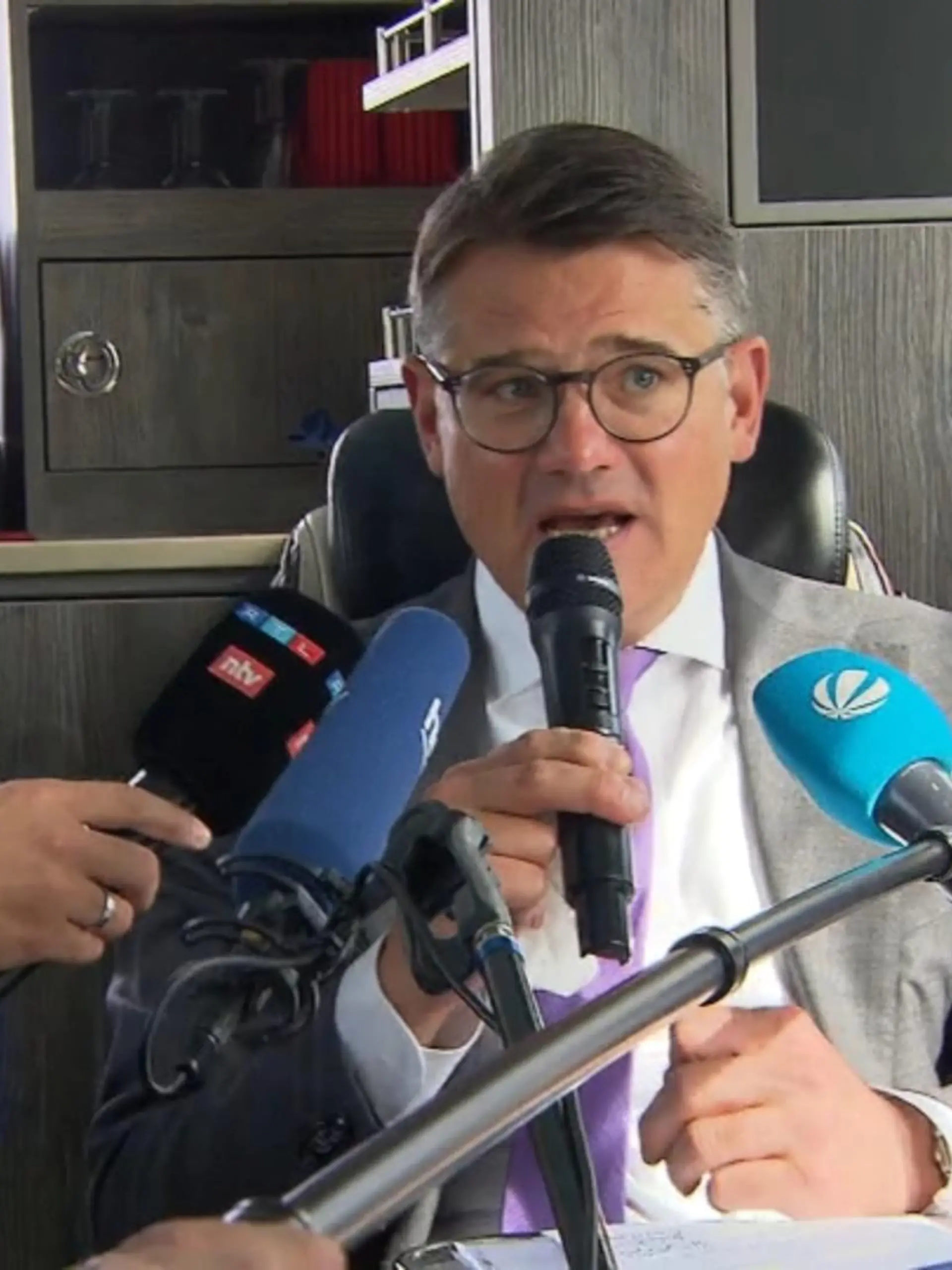 Genau 100 Tage sind nun vergangen, seit Boris Rhein (CDU) als Hessens neuer Ministerpräsident die Führung an der Spitze der Landesregierung übernommen hat. Sicherlich keine leichte Aufgabe, immerhin war Volker Bouffier (CDU) zuvor ganze zwölf Jahre im Amt. Aber wie schlägt sich der „Neue“ denn nun? Gut drei Monate nach Amtsantritt zieht Rhein eine positive Bilanz, aber es gibt auch Kritik an seinem Führungsstil.