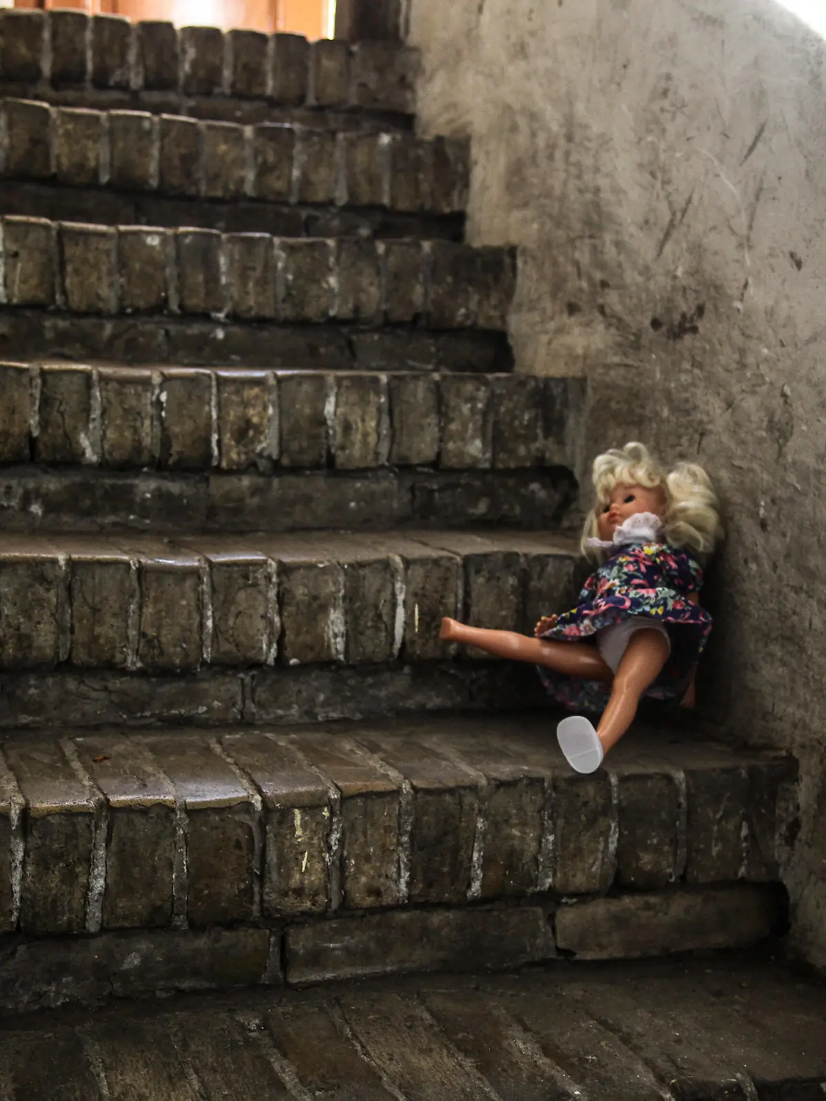  liegengelassene puppe auf einer treppe. symbolfoto zum thema kindesmissbrauch liegengelassene puppe auf einer treppe. symbolfoto zum thema kindesmissbrauch *** left doll on a staircase photo about child abuse left doll on a staircase photo about child abuse