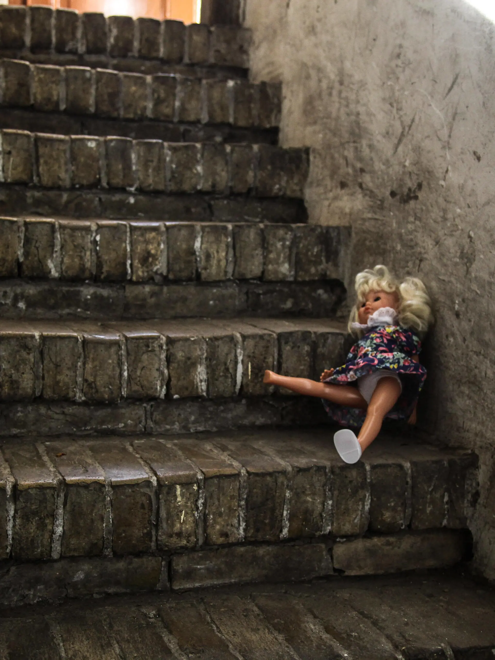  liegengelassene puppe auf einer treppe. symbolfoto zum thema kindesmissbrauch liegengelassene puppe auf einer treppe. symbolfoto zum thema kindesmissbrauch *** left doll on a staircase photo about child abuse left doll on a staircase photo about child abuse