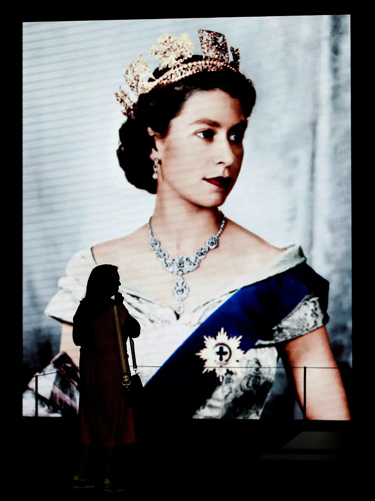 Queen Elizabeth II death A member of the public stops to look at tribute screen near Tottenham Court Road underground station after the death of Queen Elizabeth II on Thursday. Picture date: Saturday September 10, 2022. PUBLICATIONxNOTxINxUKxIRL Copyright: xKieranxCleevesx 68747988 