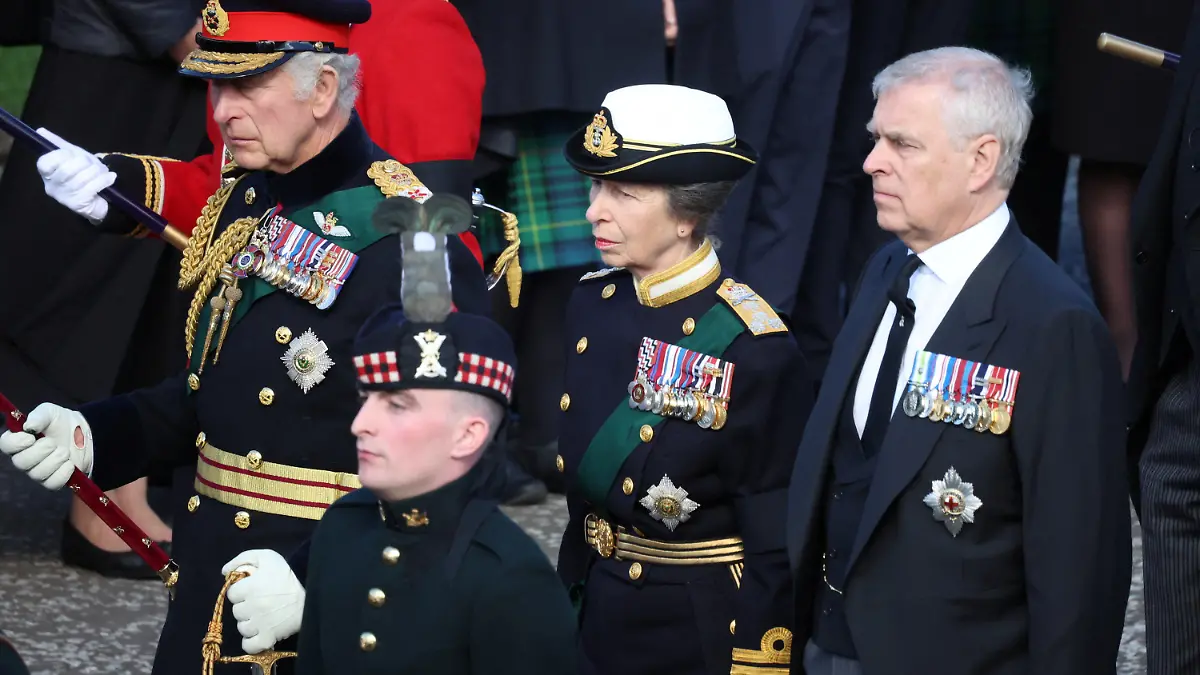 12.09.2022, Großbritannien, Edinburgh: König Charles III. (l-r), Prinzessin Anne, Princess Royal, und Prinz Andrew, Herzog von York, gehen hinter dem Sarg von Königin Elizabeth II. während der Prozession vom Palace of Holyroodhouse zur St. Giles Cathedral. Der Sarg der gestorbenen Königin Elizabeth II. ist nach einer Prozession durch die Altstadt in Edinburgh an seinem vorübergehenden Aufbahrungsort, der St.-Giles-Kathedrale, eingetroffen. Foto: Phil Noble/PA Wire/dpa +++ dpa-Bildfunk +++