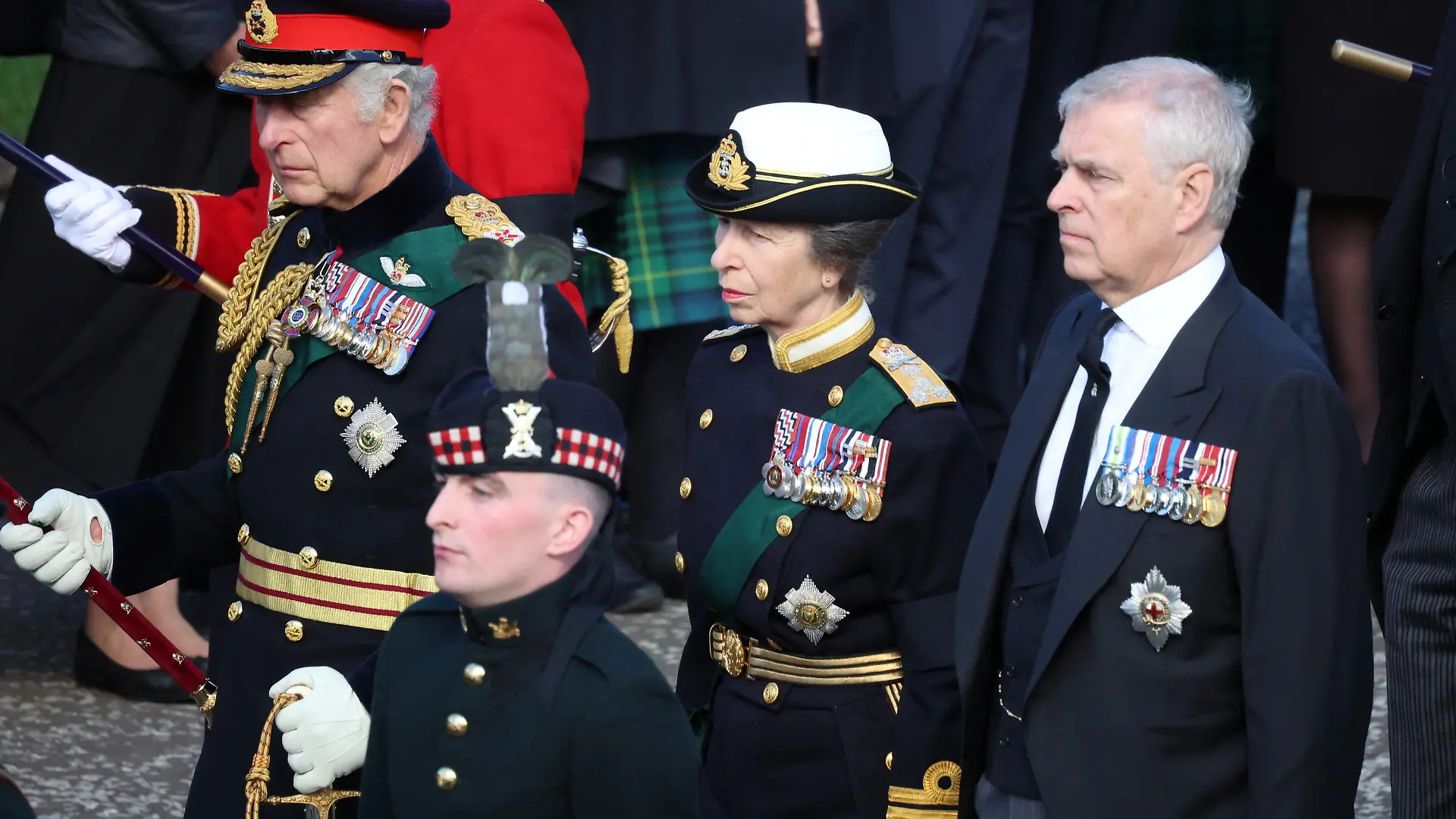 12.09.2022, Großbritannien, Edinburgh: König Charles III. (l-r), Prinzessin Anne, Princess Royal, und Prinz Andrew, Herzog von York, gehen hinter dem Sarg von Königin Elizabeth II. während der Prozession vom Palace of Holyroodhouse zur St. Giles Cathedral. Der Sarg der gestorbenen Königin Elizabeth II. ist nach einer Prozession durch die Altstadt in Edinburgh an seinem vorübergehenden Aufbahrungsort, der St.-Giles-Kathedrale, eingetroffen. Foto: Phil Noble/PA Wire/dpa +++ dpa-Bildfunk +++