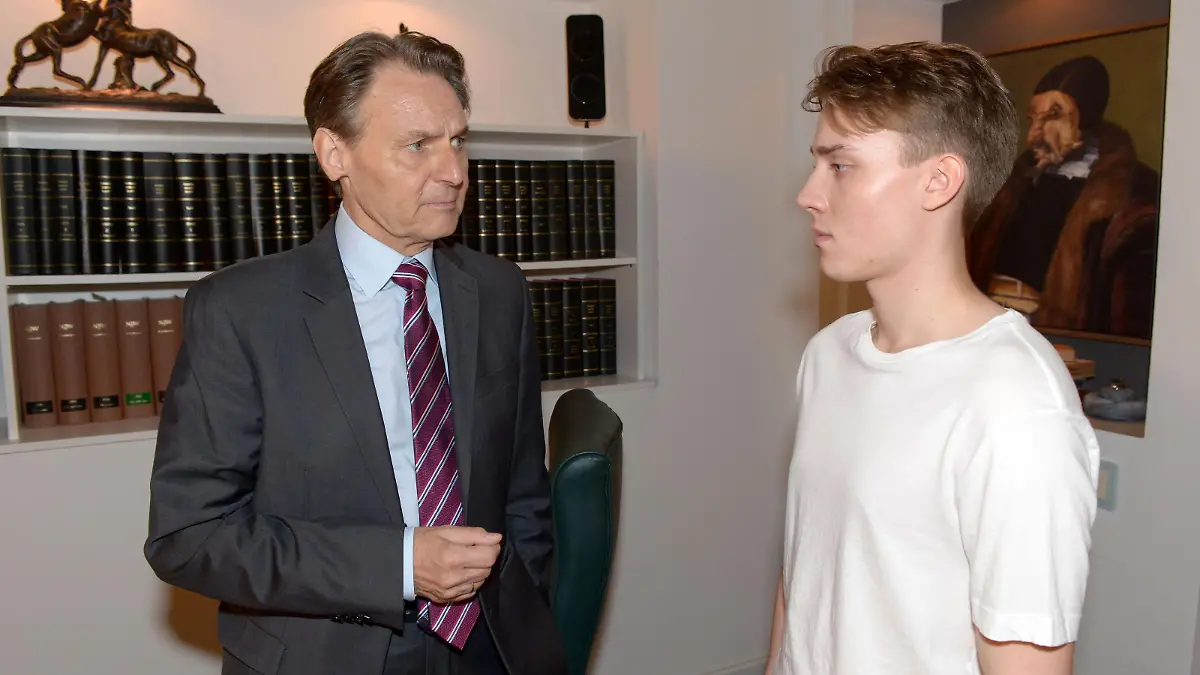 Jo Gerner (Wolfgang Bahro, l.) ist im Umgang mit Lukas (Oliver Szerkus) noch ziemlich unbeholfen.
Die Verwendung des sendungsbezogenen Materials ist nur mit dem Hinweis und Verlinkung auf RTL+ gestattet.