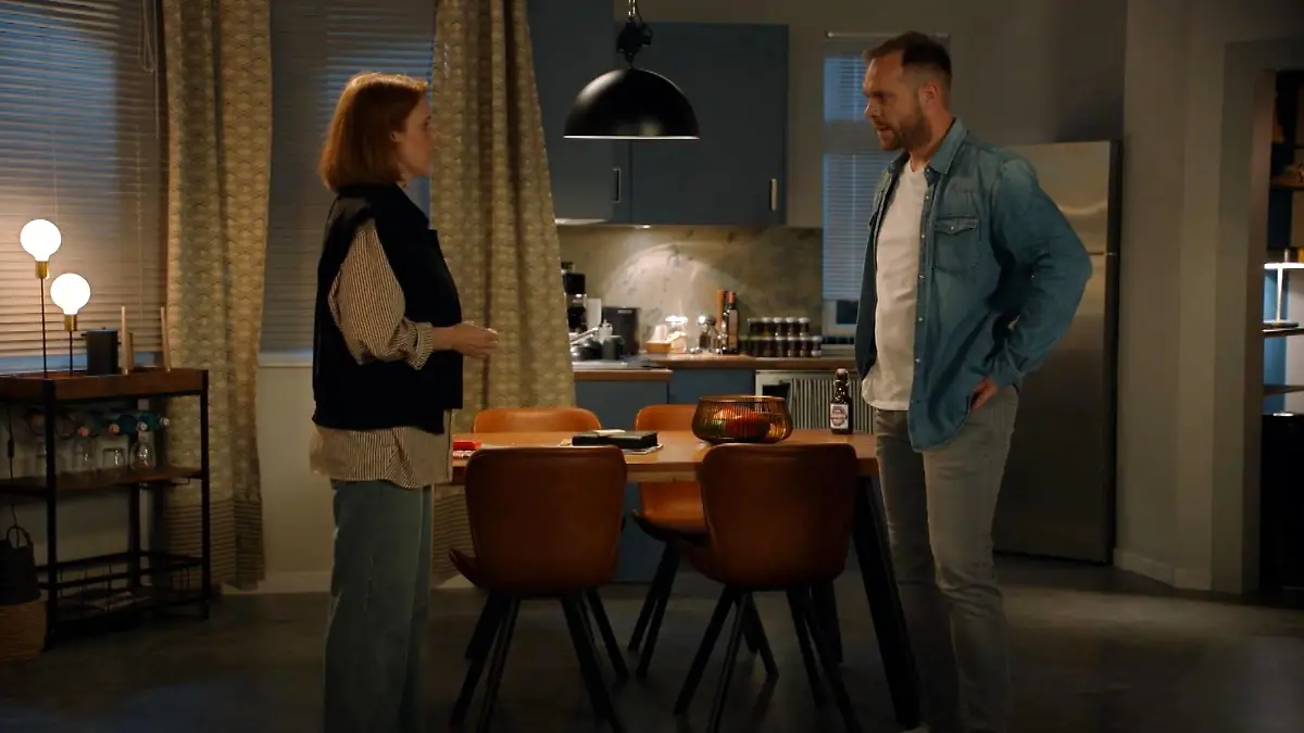 Toni und Erik stehen sich gegenüber.
