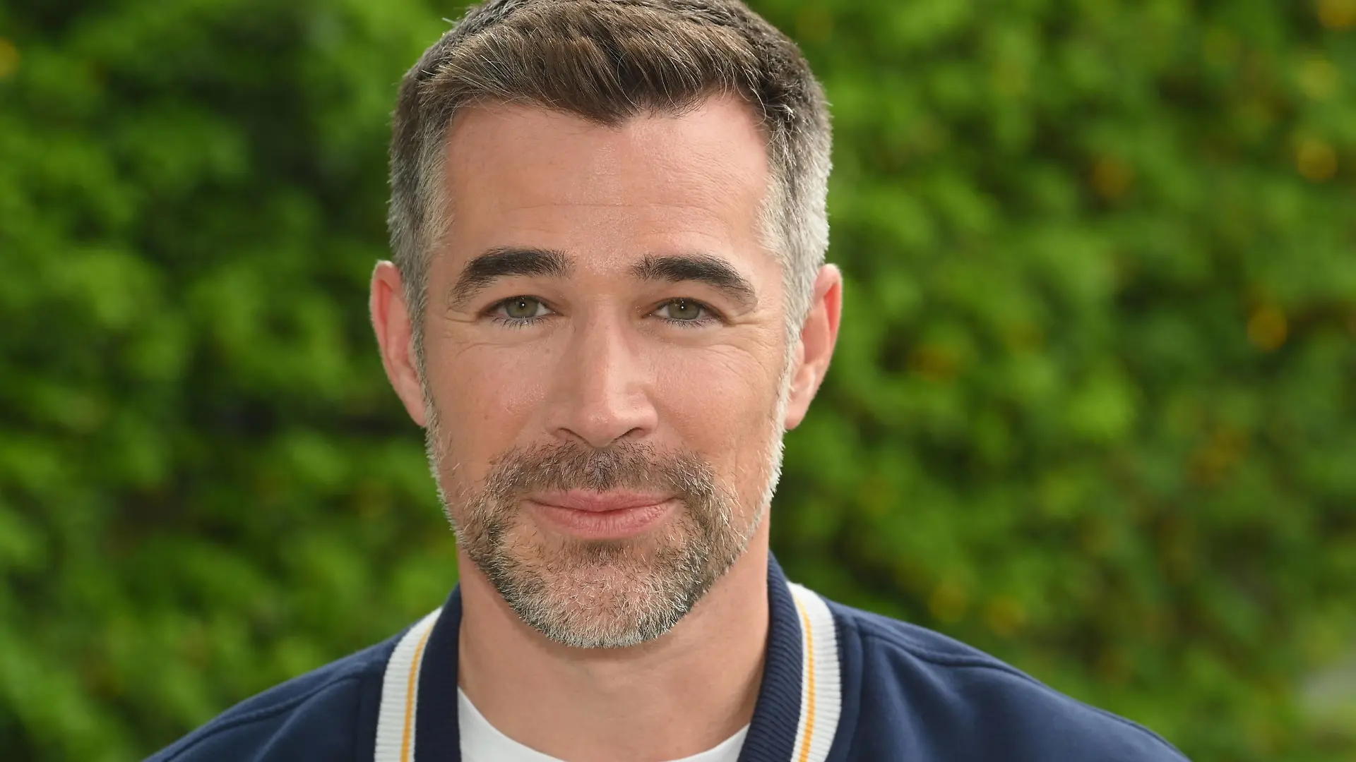 Schauspieler Jo Weil posiert beim Fantreffen der RTL Serie Unter uns mit der Unter uns Starwahl. *** Actor Jo Weil poses at the fan meeting of the RTL series Unter uns with the Unter uns star choice