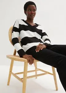 Gestreifter Pullover mit V-Ausschnitt von Bonprix