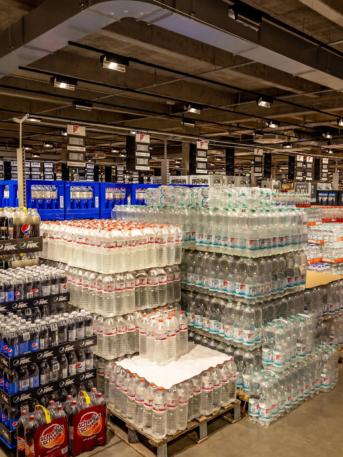 Hamburg, 25. September 2020 - Wasserflaschen in einem Getränkemarkt