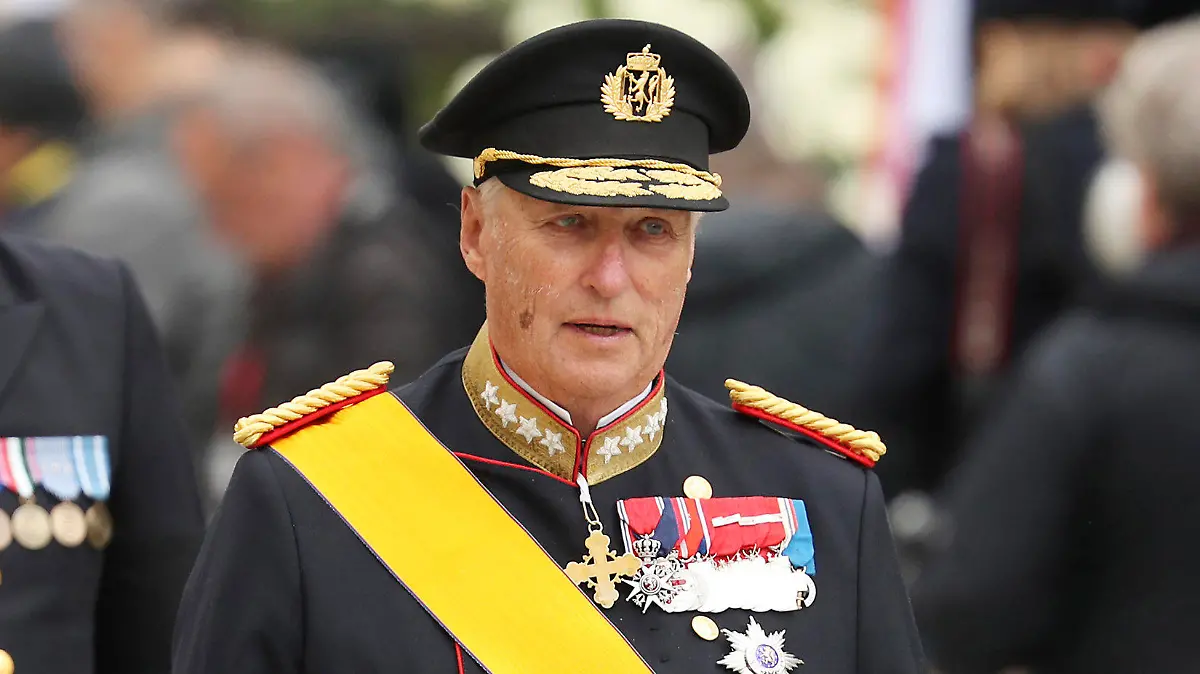 ARCHIV - 04.05.2019, Luxemburg: König Harald V. von Norwegen verlässt nach der Beerdigung des luxemburgischen Großherzogs die Kathedrale Notre Dame. Nachdem König Harald in Malaysia in ein Krankenhaus eingeliefert wurde, geht es dem Monarchen wieder besser. (zu dpa: «Norwegischer König auf dem Weg der Besserung») Foto: Francisco Seco/AP/dpa +++ dpa-Bildfunk +++