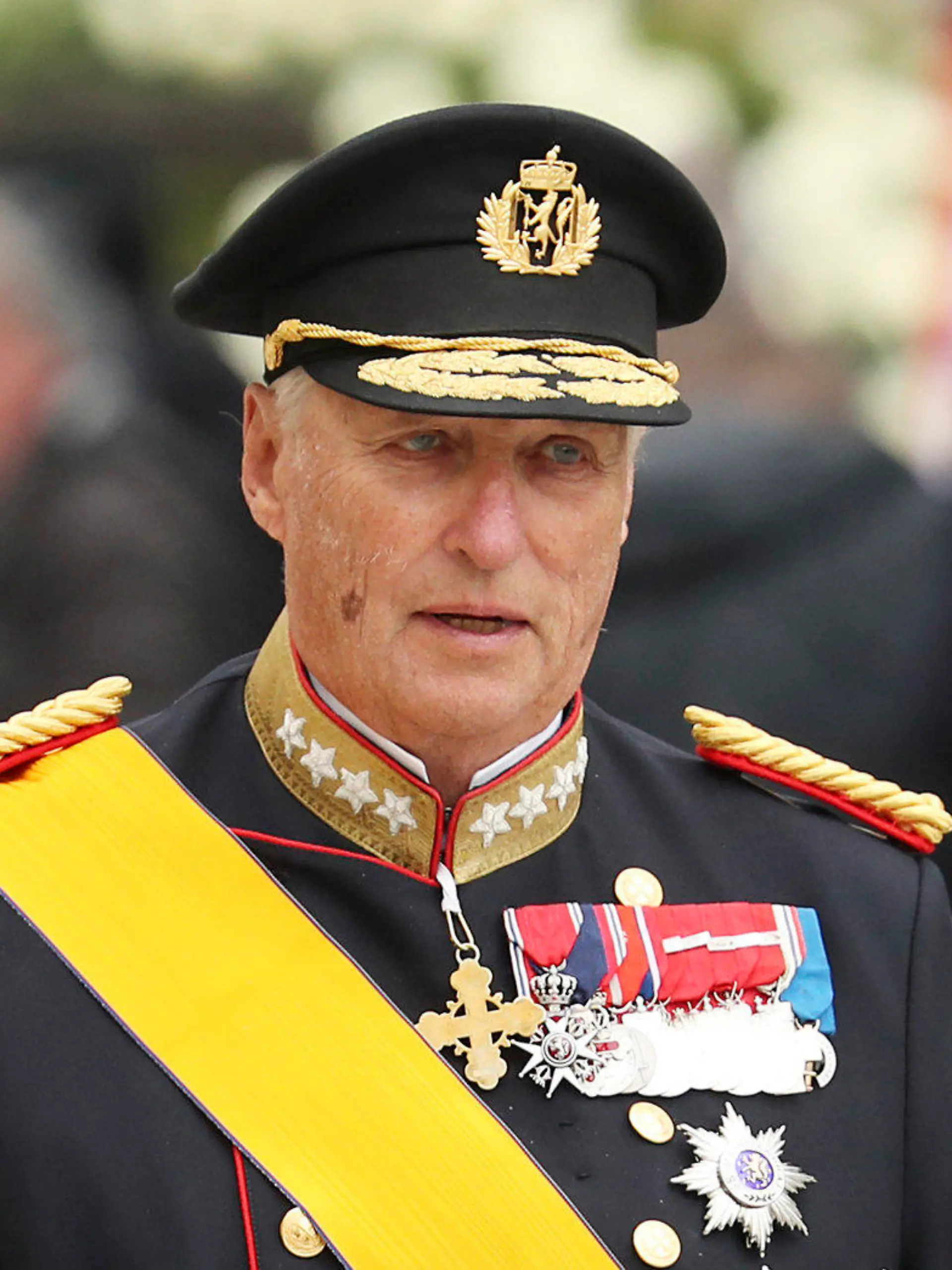 ARCHIV - 04.05.2019, Luxemburg: König Harald V. von Norwegen verlässt nach der Beerdigung des luxemburgischen Großherzogs die Kathedrale Notre Dame. Nachdem König Harald in Malaysia in ein Krankenhaus eingeliefert wurde, geht es dem Monarchen wieder besser. (zu dpa: «Norwegischer König auf dem Weg der Besserung») Foto: Francisco Seco/AP/dpa +++ dpa-Bildfunk +++