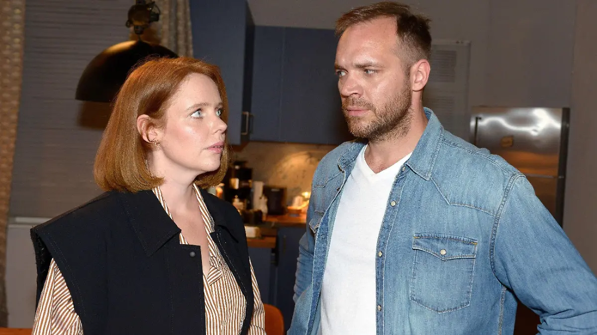 Toni (Olivia Marei) und Erik (Patrick Heinrich) gehen sehr befangen miteinander um.

Die Verwendung des sendungsbezogenen Materials ist nur mit dem Hinweis und Verlinkung auf RTL+ gestattet.
