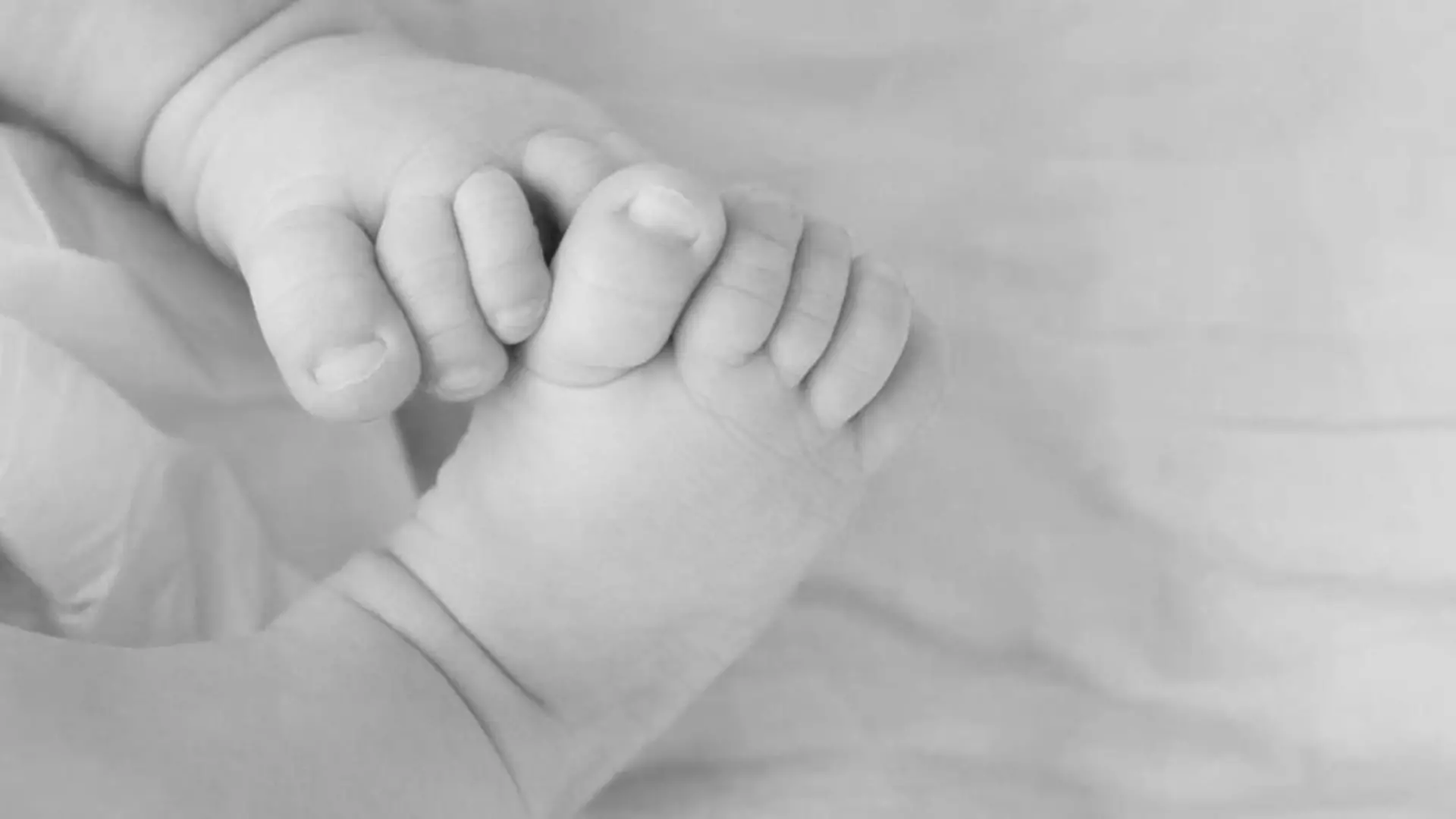 Close-up view of baby boy's feet (2-5 months), Baby Füße und Beine, Windel Keine Weitergabe an Drittverwerter.