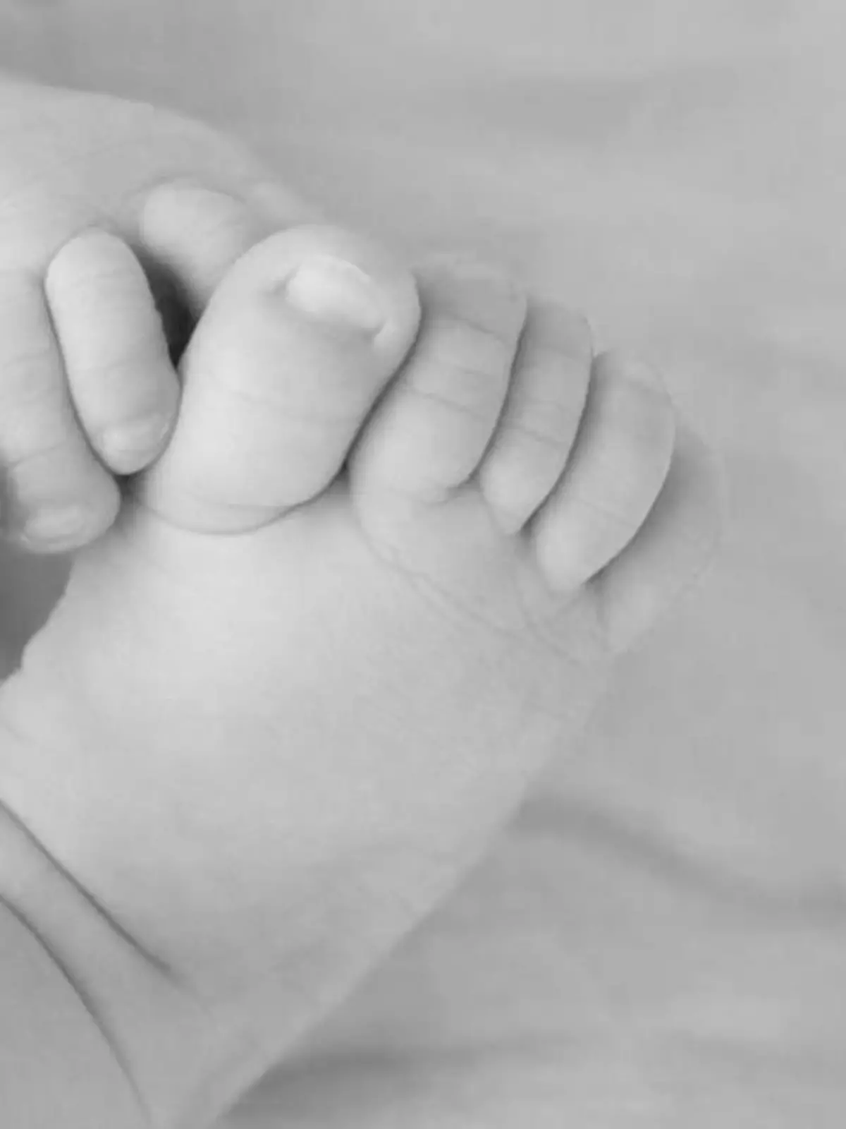 Close-up view of baby boy's feet (2-5 months), Baby Füße und Beine, Windel Keine Weitergabe an Drittverwerter.