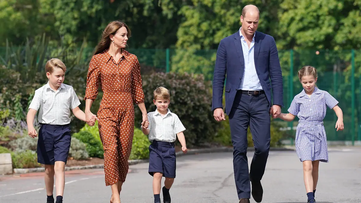  . 07/09/2022. Ascot, United Kingdom. Prince George, Princess Charlotte and Prince Louis, accompanied by their parents Prince William and Kate Middleton, arrive at Lambrook School, near Ascot, United Kingdom. PUBLICATIONxINxGERxSUIxAUTxHUNxONLY xPoolx/xi-Imagesx IIM-23739-0005