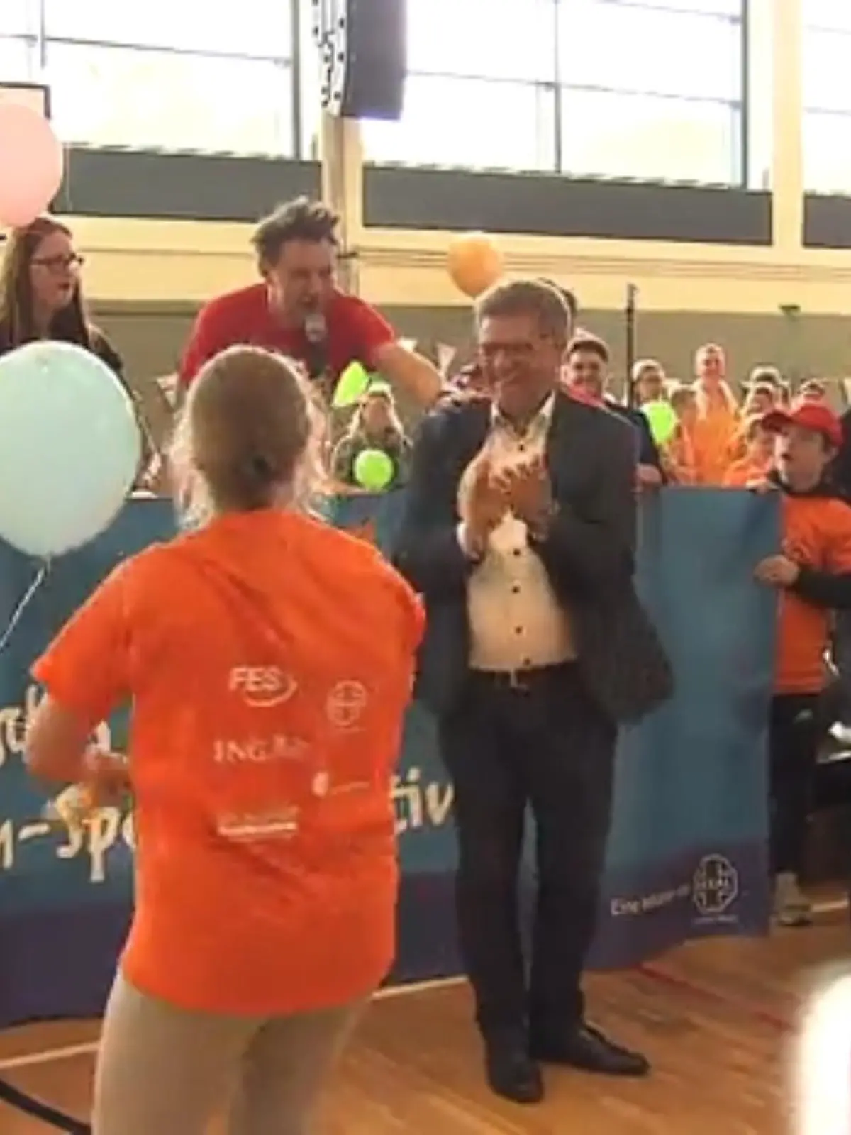 Schon zum zehnten Mal in Folge sind Hunderte Sportlerinnen und Sportler nach Gießen gefahren, um hier an dem jährlich stattfindenden Down-Sportlerfestival teilnehmen zu können. Das Besondere? Alle 400 Teilnehmerinnen und Teilnehmer haben das Down-Syndrom. In verschiedenen Disziplinen, wie beispielsweise Laufen, Werfen, Weitsprung können sich die Kinder und Jugendlichen miteinander messen und neue Freundschaften knüpfen. Wie die Stimmung vor Ort war, sehen Sie im Videobeitrag!
