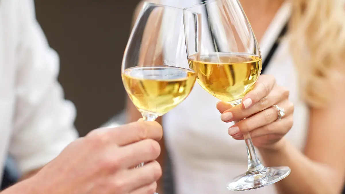 love, dating and people concept - close up of couple clinking wine glasses and celebrating engagement at restaurant || Modellfreigabe vorhanden