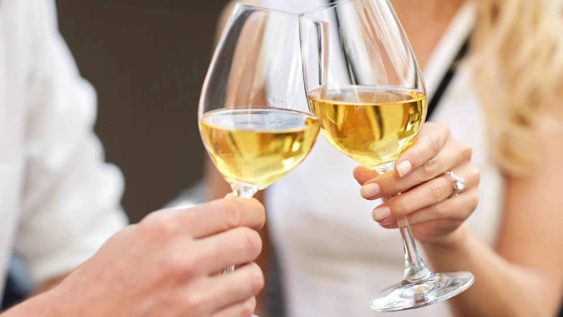 love, dating and people concept - close up of couple clinking wine glasses and celebrating engagement at restaurant || Modellfreigabe vorhanden