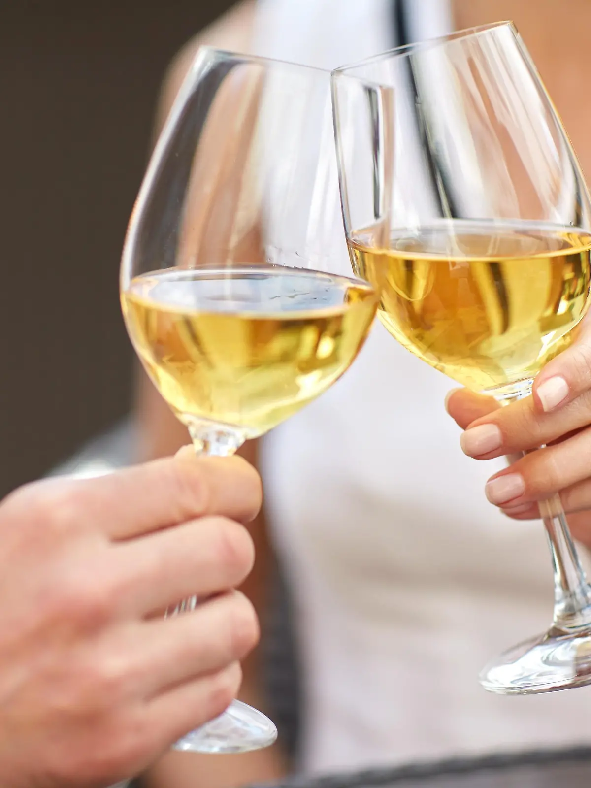 love, dating and people concept - close up of couple clinking wine glasses and celebrating engagement at restaurant || Modellfreigabe vorhanden
