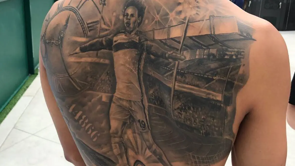 Leroy Sanè mit seinem Selbstportrait auf dem Rücken.