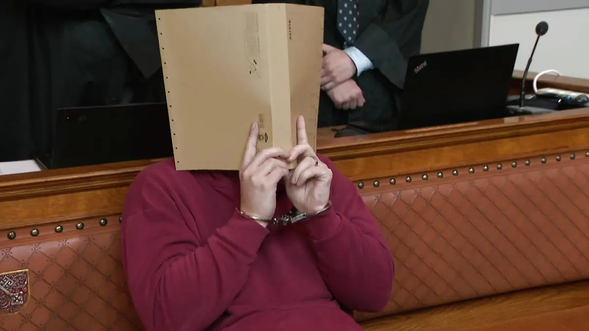 Der bereits verurteilter Altenpfleger steht seit Mittwoch (1. November) wegen zweifachen Mordes an Senioren erneut vor Gericht.