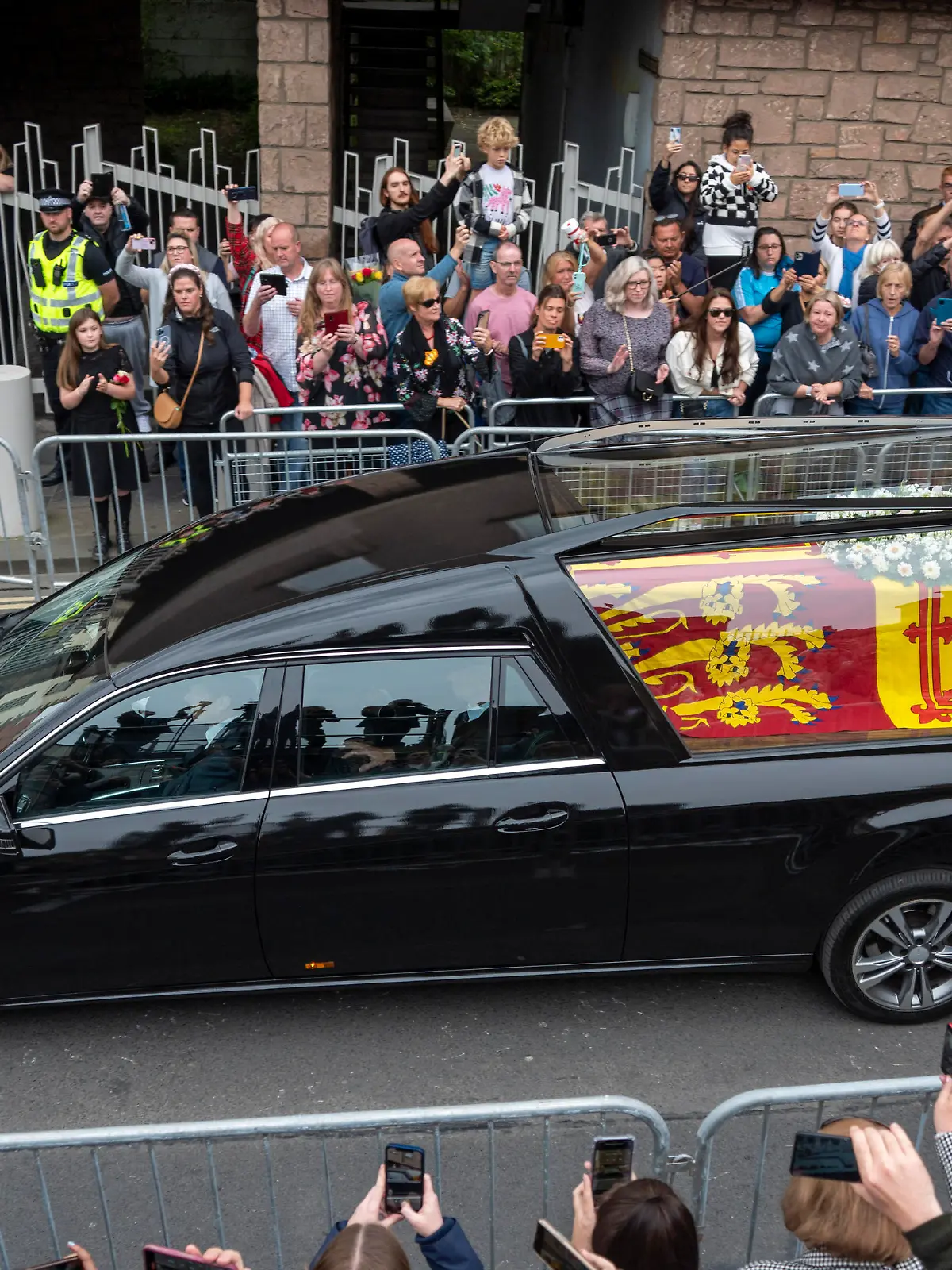 The hearse carrying the coffin of Queen Elizabeth II travels along the Royal Mile in Edinburgh to the Palace of Holyroodhouse as it completes it journey from Balmoral., Credit:Andrew O'Brien/The Scotsman / Avalon