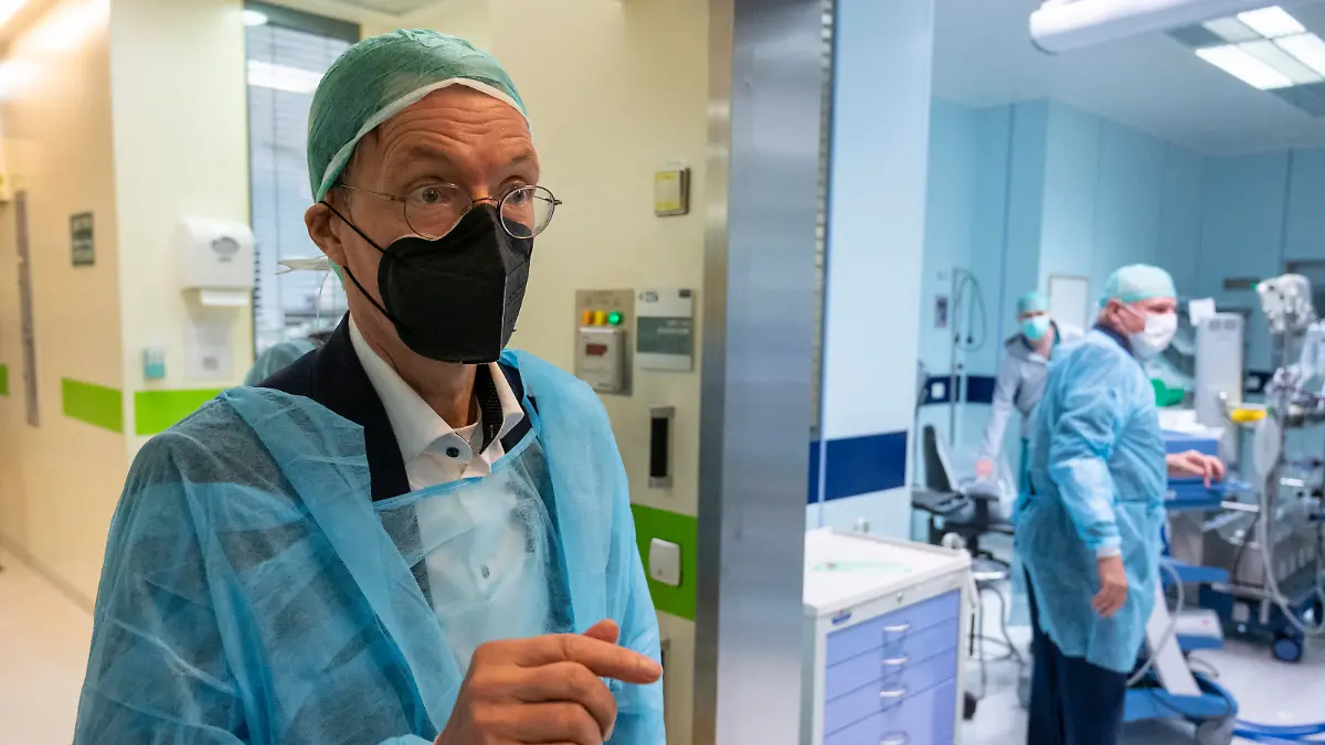 Karl Lauterbach (SPD), Bundesgesundheitsminister, steht bei einem Besuch im Hadassah Krankenhaus mit Schutzkleidung in einem Operationstrakt. Für den Minister stehen in Israel die deutsch-israelische Freundschaft, gemeinsame Pandemiebekämpfung und Israel als Vorbild für die Digitalisierung des Gesundheitswesens im Vordergrund.
